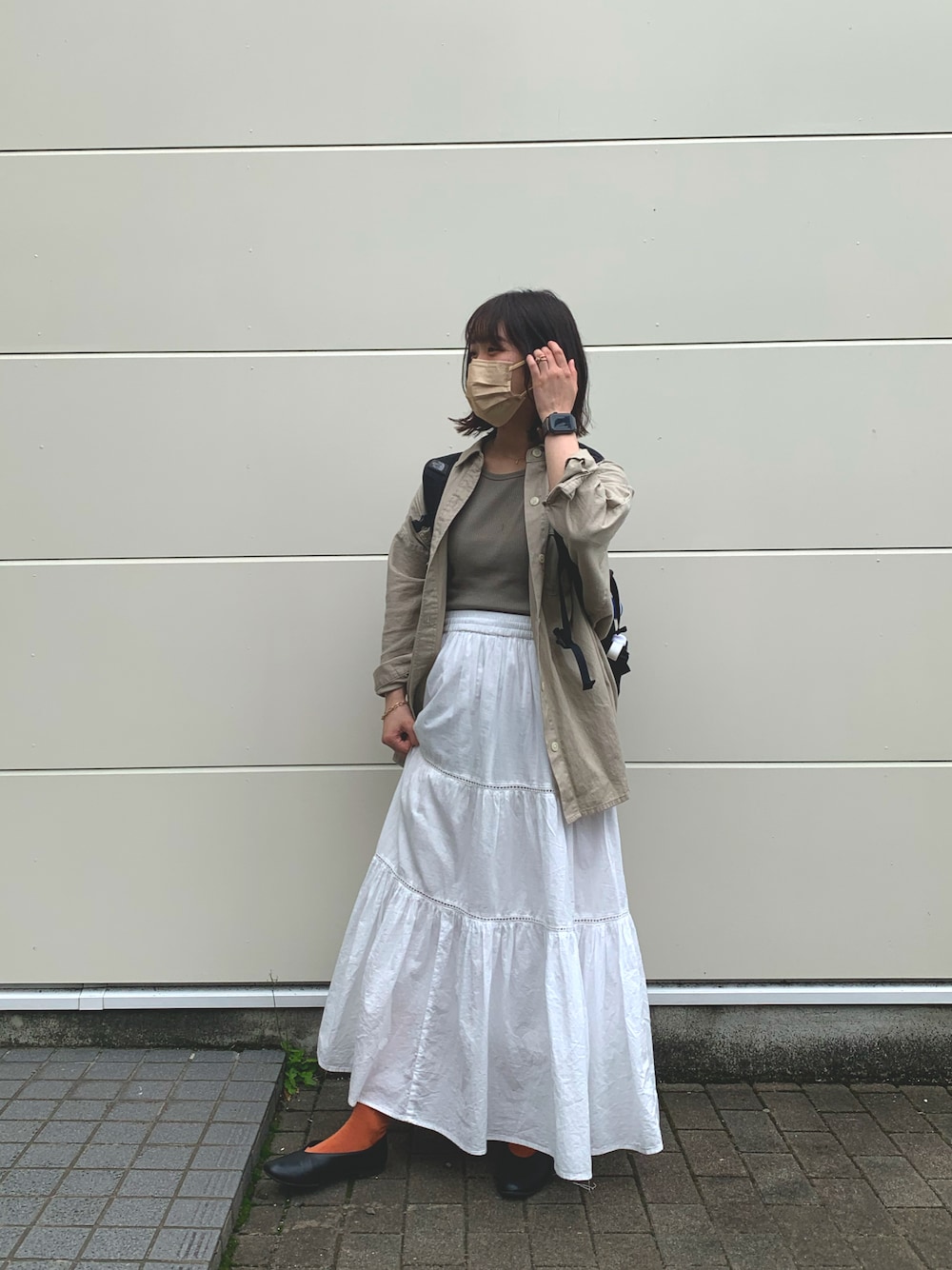 「春夏コーデ、白スカート、黒リュック、フレアスカート、カラーソックス、リブトップス」｜「FREAK'S STOREのインドティアードマキシスカート（スカート、ホワイト系）」を使った、はみすけさん（レディース・155cm）の春コーディネートの1枚目の写真