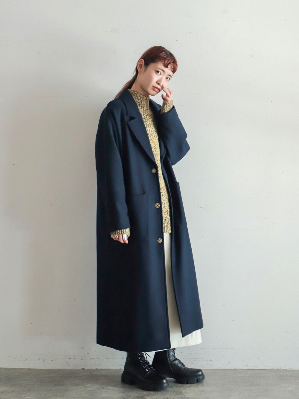 「休日コーデ、ロングコート、冬コーデ、厚底シューズ、ブーツ、レースアップシューズ、ざっくりニット、ロングスカート、ゆるコーデ、ネイビー×イエロー」｜「FIL DE FERのT/Rリブ　フレアスカート（スカート、ホワイト系）」を使った、watanabe.さん（レディース・163cm）の秋コーディネートの1枚目の写真