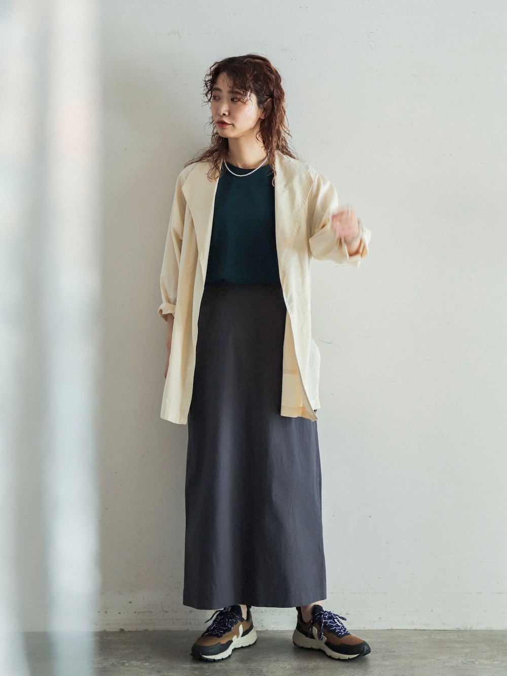 「夏コーデ、シンプル、大人コーデ、梅雨、ロングスカート、シャツジャケット、ジャケット、スニーカー、スニーカーコーデ」｜「FIL DE FERのヴィンテージコットンツイル　ロングスカート（スカート、グレー系）」を使った、watanabe.さん（レディース・163cm）の夏コーディネートの1枚目の写真