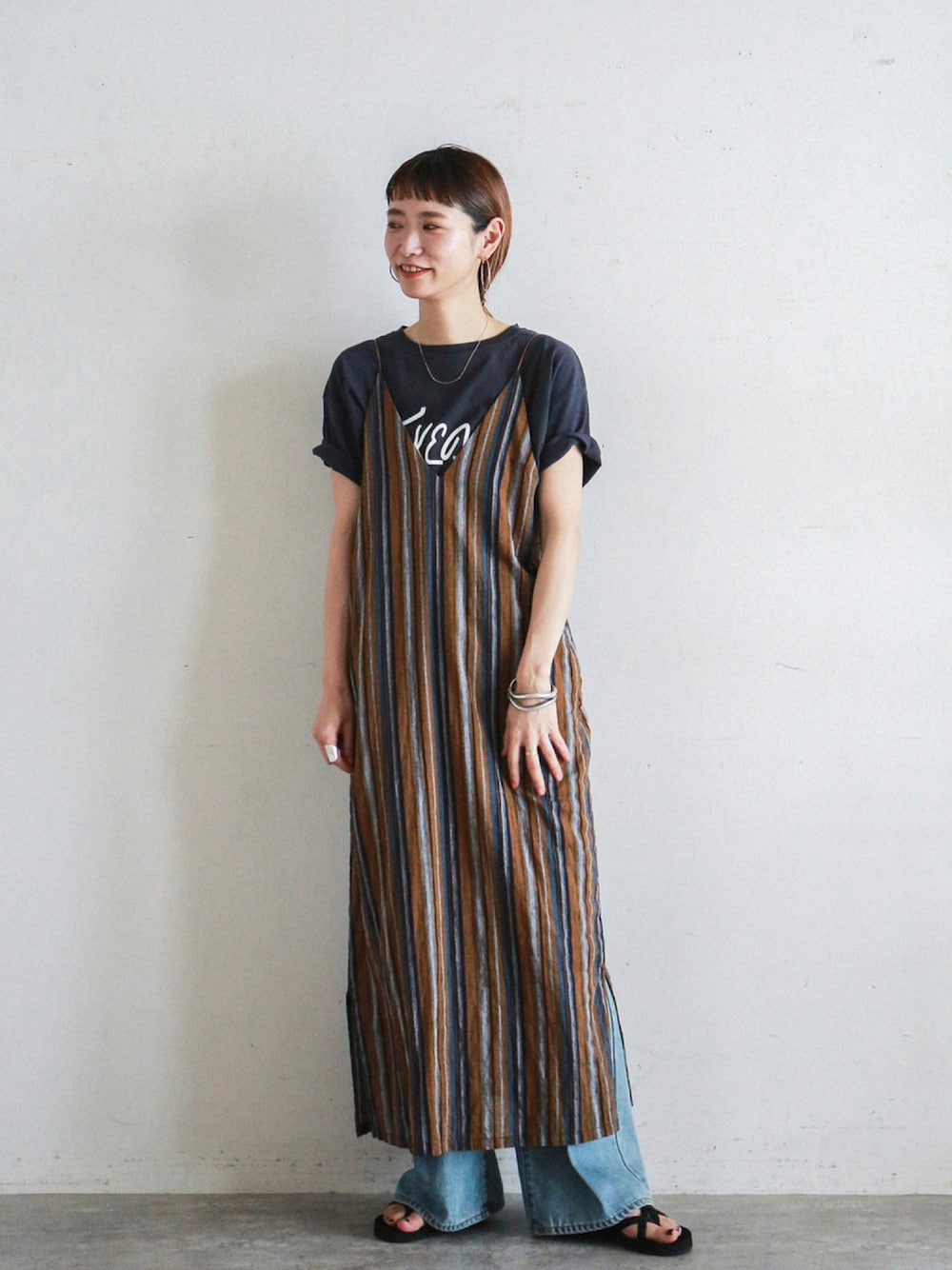 「オトナカジュアル、夏、シンプルコーデ、リラックススタイル、ootd、レイヤードスタイル、Tシャツ、キャミワンピ、ロングワンピース、ストライプワンピース」｜「FIL DE FERのランダムストライプ　スリップドレス（ワンピース、イエロー系）」を使った、watanabe.さん（レディース・163cm）の夏コーディネートの1枚目の写真