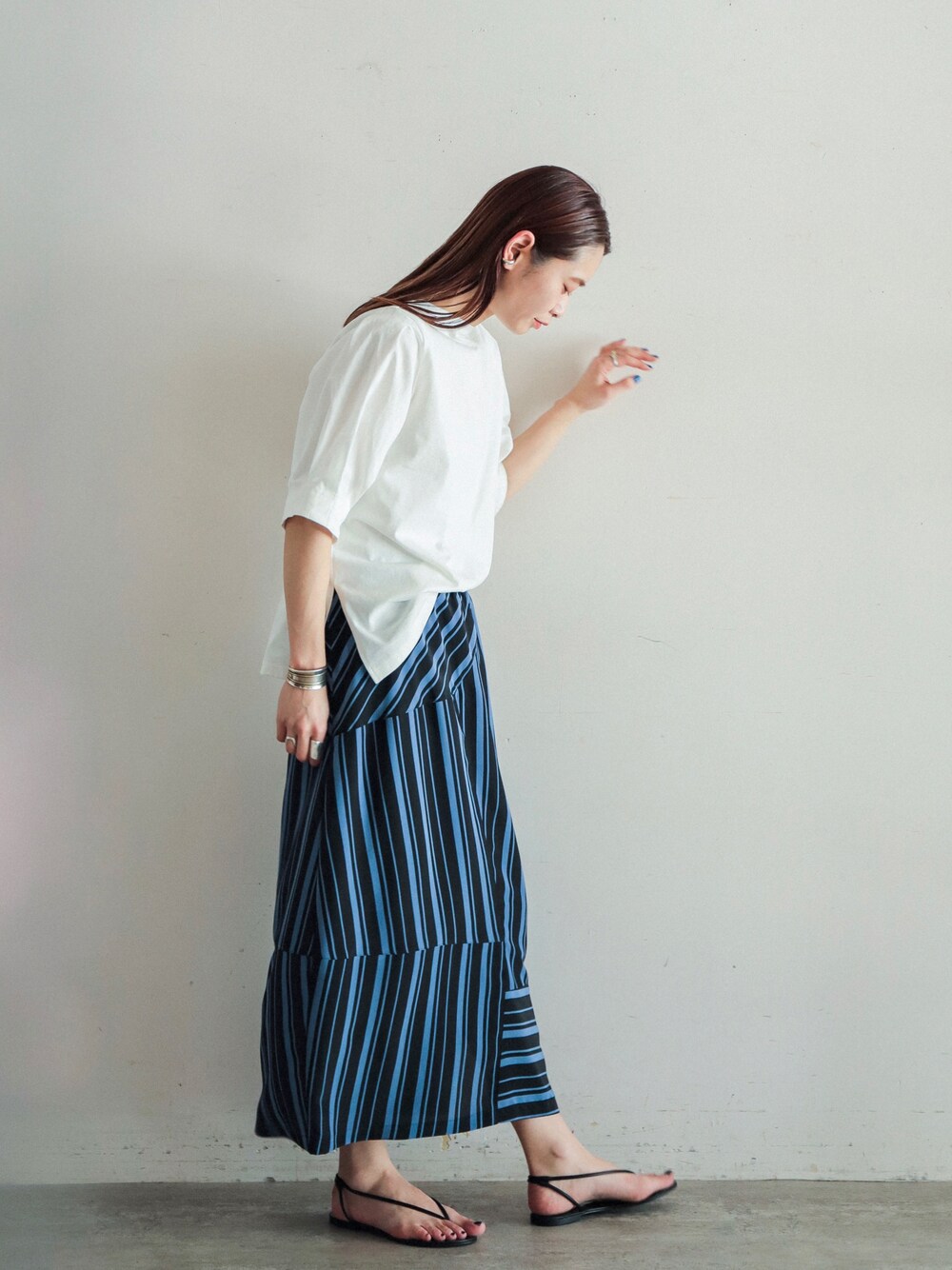 「シンプル、休日スタイル、春夏コーデ、ootd、ボリューム袖、白Tシャツ、ロングスカート、サンダル、カラー×コーデ、ブルー」｜「FIL DE FERのBD天竺　布帛スリーブP/O（Tシャツ/カットソー、ホワイト系）」を使った、watanabe.さん（レディース・163cm）の春コーディネートの1枚目の写真