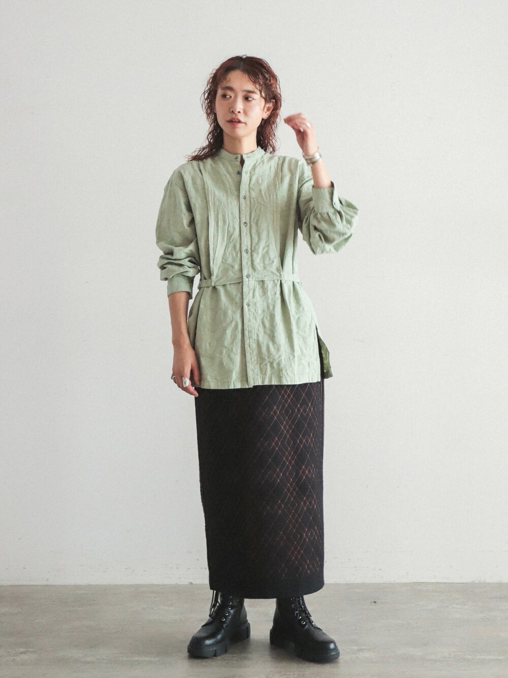 「シャツスタイル、ロング丈、柄シャツ、カモフラ、グリーン、カラー×コーデ、ロングスカート、ブーツ、ニットスカート、シンプルコーデ、ラクチンコーデ、厚底ブーツ」｜「FIL DE FERのニットキルティング　ストレートスカート（スカート、ブラック系）」を使った、watanabe.さん（レディース・163cm）の秋コーディネートの1枚目の写真