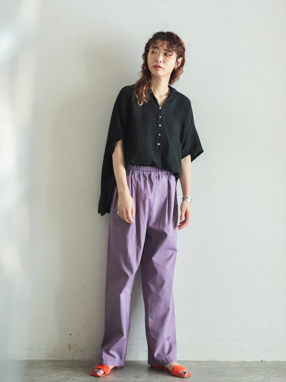 「大人カジュアル、夏コーデ、ラクチンコーデ、カラー×コーデ、ブラック、サンダルコーデ、シャツスタイル、パープル、ワイドパンツ、リネンシャツ、休日コーデ」｜「FIL DE FERの綿ツイル製品染　イージーストレートパンツ（その他パンツ、パープル系）」を使った、watanabe.さん（レディース・163cm）の夏コーディネートの1枚目の写真