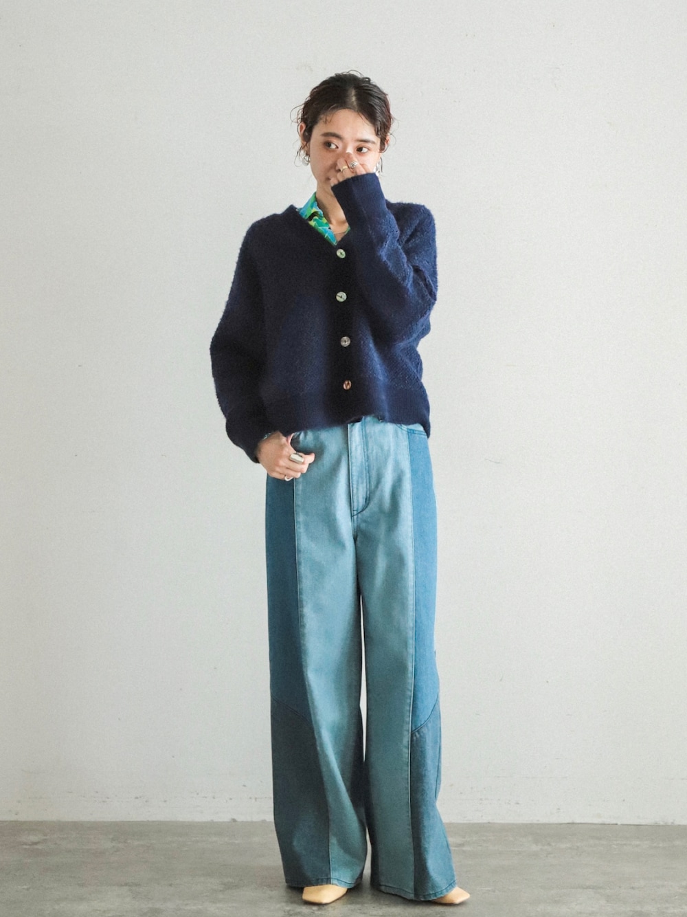 「シンプルスタイル、秋冬コーデ、シャツコーデ、柄シャツ、開襟シャツ、カーディガン、デニム、ワイドデニム、デニムパンツ、パンツスタイル、パッチワーク、レイヤードスタイル」｜「FIL DE FERのパッチワークデニム　ワイドパンツ（デニムパンツ、ブルー系）」を使った、watanabe.さん（レディース・163cm）の秋コーディネートの1枚目の写真