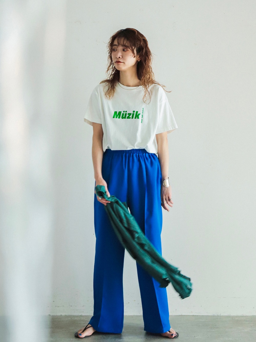 「オトナカジュアル、シンプルコーデ、夏、タックイン、カラー×コーデ、カラーパンツ、ブルー、ロゴT、グリーン、白Tシャツ、フリル」｜「FIL DE FERのシルキードライツイル　イージーパンツ（その他パンツ、ブルー系）」を使った、watanabe.さん（レディース・163cm）の夏コーディネートの1枚目の写真