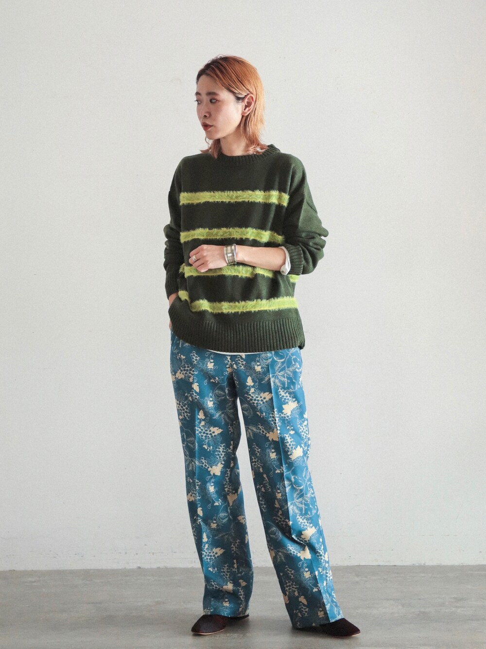 「休日コーデ、柄×柄、フルーツ柄、ニットコーデ、ボーダーニット、ボーダー、柄パンツ、センタープレス、パンツスタイル、ラフコーデ、冬コーデ、ラクチンコーデ」｜「FIL DE FERのグレープ＆ペアーPT　センタープレスパンツ（その他パンツ、ブルー系）」を使った、watanabe.さん（レディース・163cm）の冬コーディネートの1枚目の写真