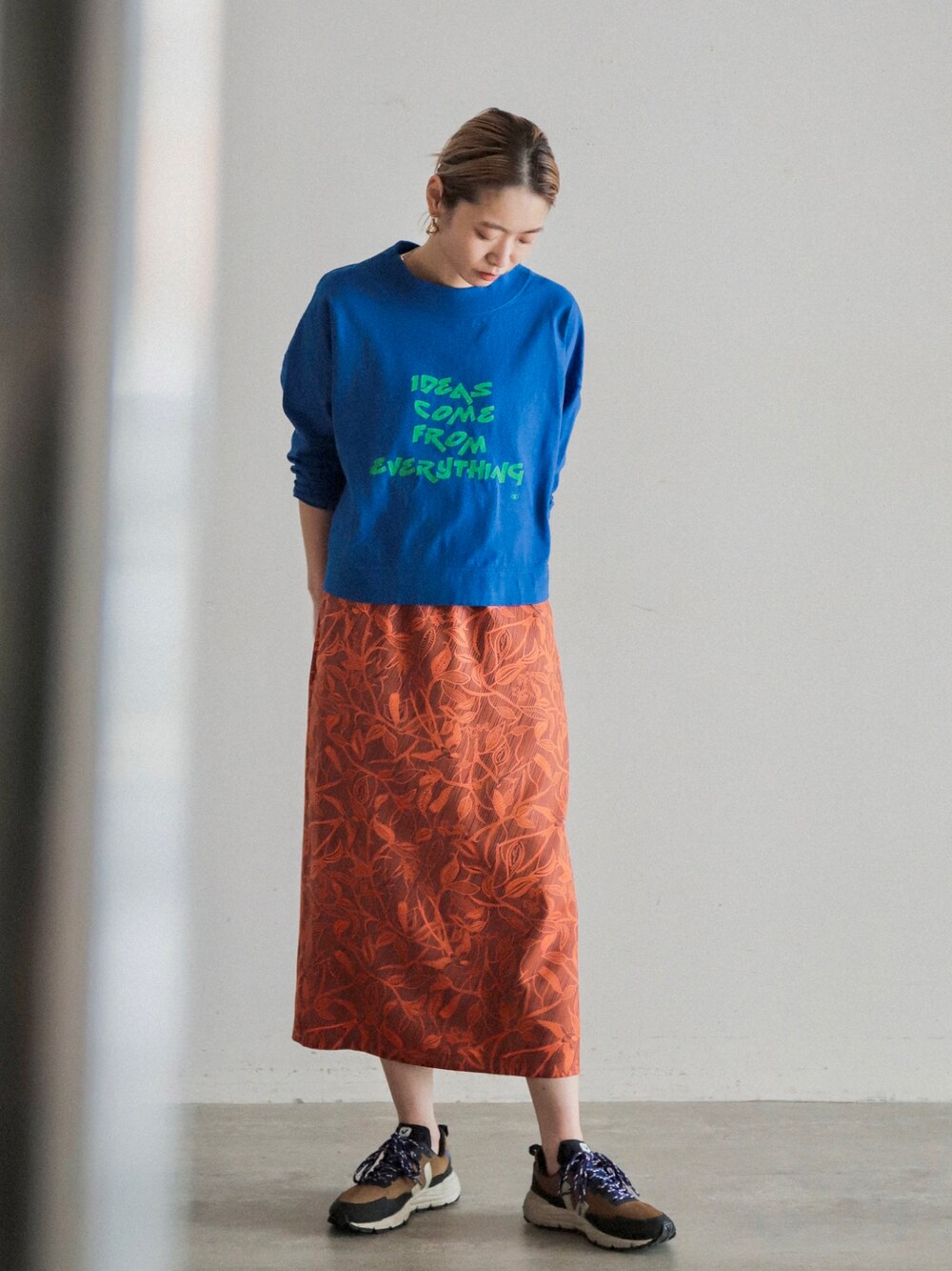 「おでかけコーデ、大人女子、春色、スニーカー、オレンジ、柄スカート、ロングスカート、ブルー、ロゴT、ロンT、シンプルコーデ、カラー×コーデ」｜「FIL DE FERのbranch PT イージースカート（スカート、ブラウン系）」を使った、watanabe.さん（レディース・163cm）の春コーディネートの1枚目の写真