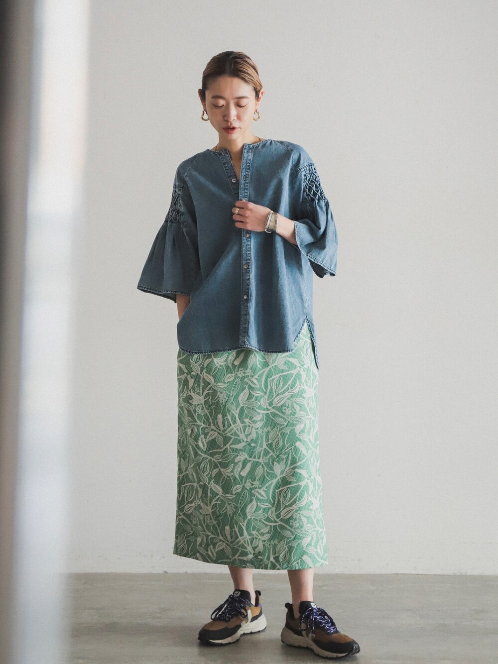 「ootd、春服、着回しコーデ、休日スタイル、春色、デニム、デニムシャツ、柄スカート、ロングスカート、スニーカーコーデ」｜「FIL DE FERのbranch PT イージースカート（スカート、グリーン系）」を使った、watanabe.さん（レディース・163cm）の冬コーディネートの1枚目の写真