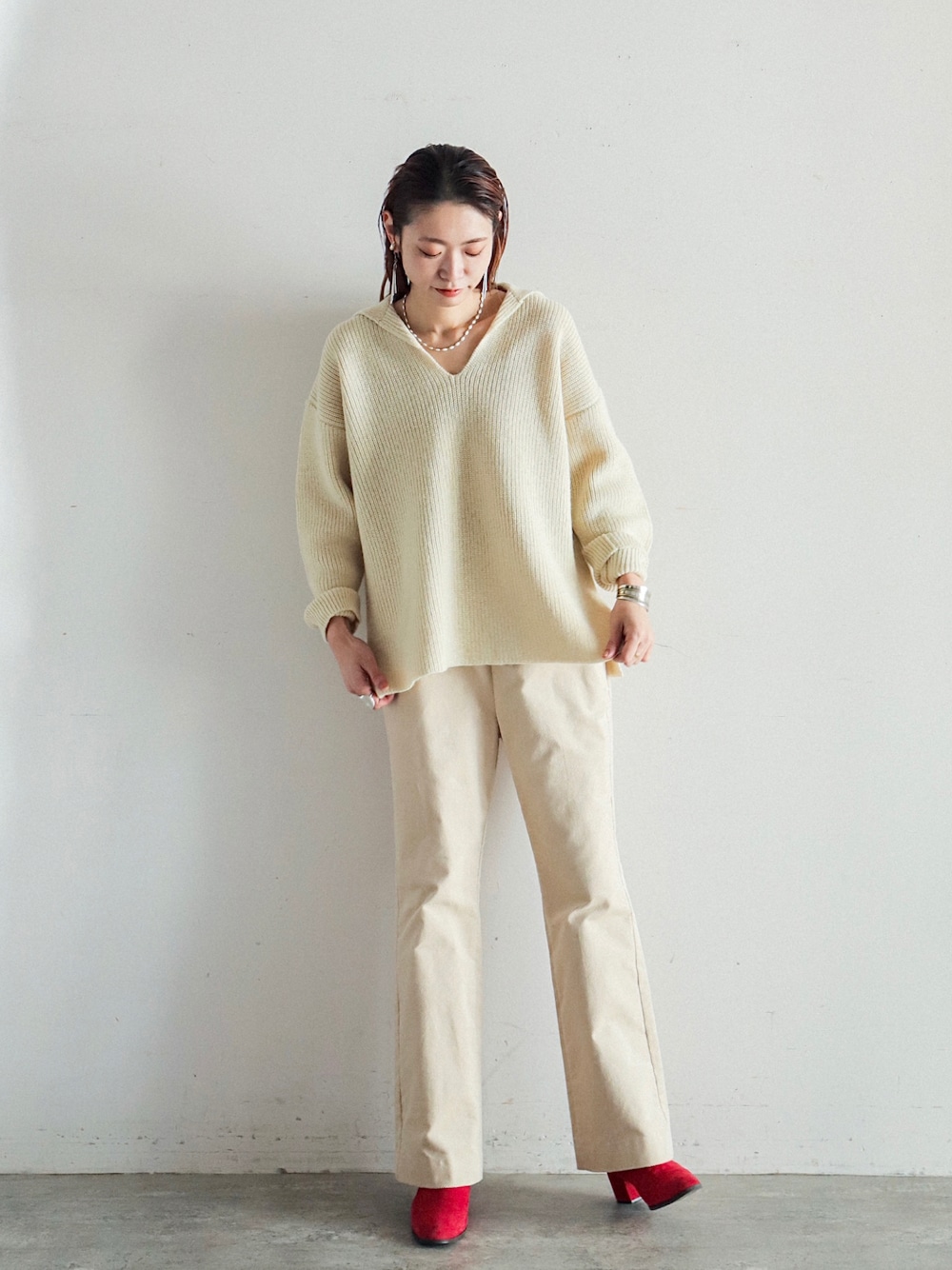 「リラックススタイル、パンツスタイル、ホワイトコーデ、クリスマスに着たい服、紅白コーデ、セーラーカラー、白ニット、白、赤、おうちファッション、フレアパンツ」｜「FIL DE FERのドビーコーデュロイ　イージースリムフレアパンツ（その他パンツ、ホワイト系）」を使った、watanabe.さん（レディース・163cm）の冬コーディネートの1枚目の写真