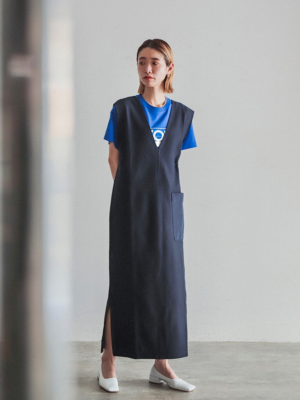 「休日スタイル、楽チンコーデ、おでかけコーデ、ワンピーススタイル、ジャンスカ、Tシャツ、箔プリント、プリントT、青、ブルーコーデ、パンプス、ラフコーデ」｜「FIL DE FERのコットンカルゼ　Vネックジャンスカ（ジャンパースカート、ブルー系）」を使った、watanabe.さん（レディース・163cm）の春コーディネートの1枚目の写真
