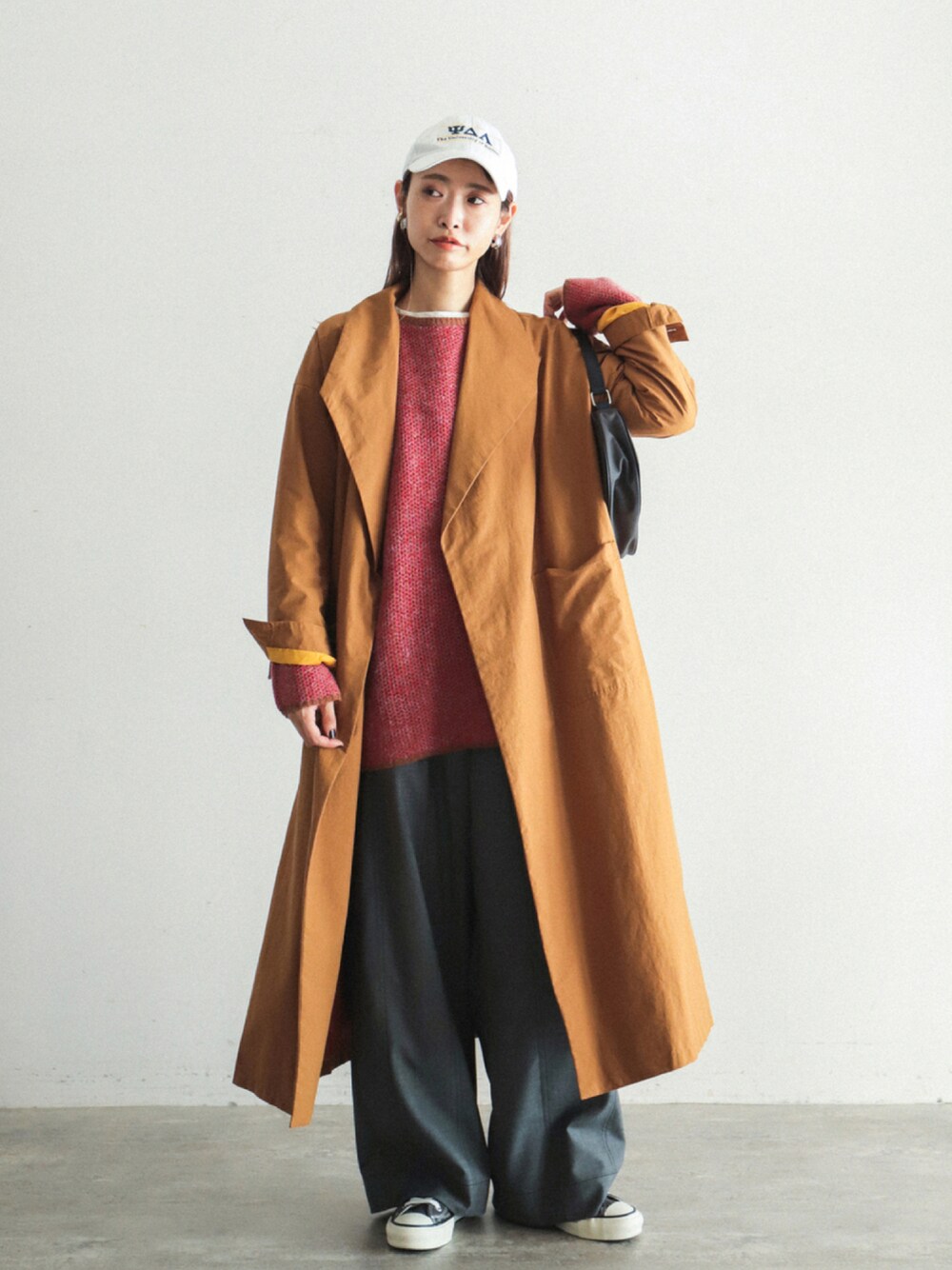 「秋のコーデ、休日スタイル、ビッグシルエット、オーバーサイズ、ロングコート、秋コーデ、ブラウン、ミニバッグ、ワイドパンツ、秋、キャップ、大人カジュアル」｜「FIL DE FERのウールポリエステルトロ　ボリュームパンツ（その他パンツ、グレー系）」を使った、watanabe.さん（レディース・163cm）の秋コーディネートの1枚目の写真