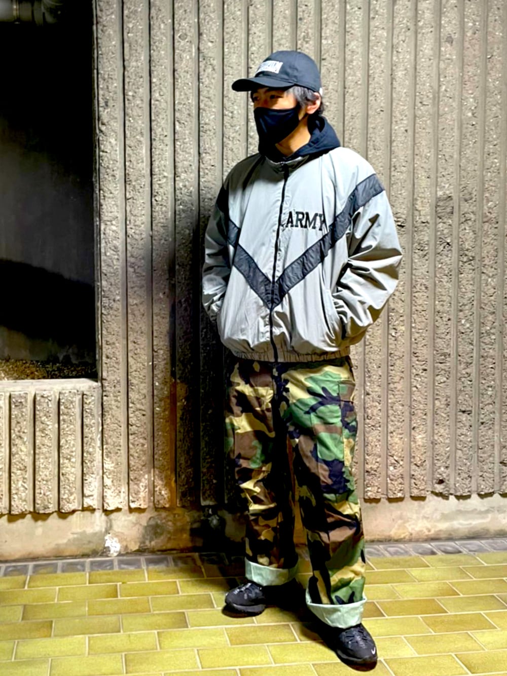 「米軍、M65フィールドカーゴパンツ、ウッドランドカモ、IPFUジャケット、散歩、夜散歩、キャップ」｜「KITHのアイテム（キャップ、ブラック系）」を使った、gansokaib2さん（メンズ・174cm）の春コーディネートの1枚目の写真