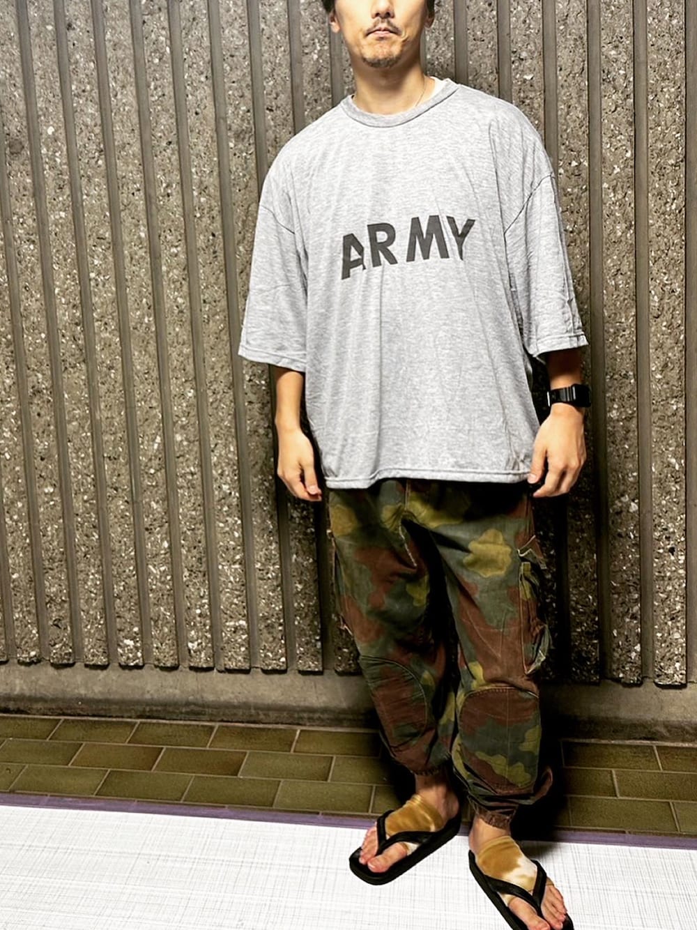 グレー系のTシャツ/カットソー、その他のカーゴパンツ、ブラウン系のソックス/靴下を着用したメンズの夏コーディネートの1枚目の写真