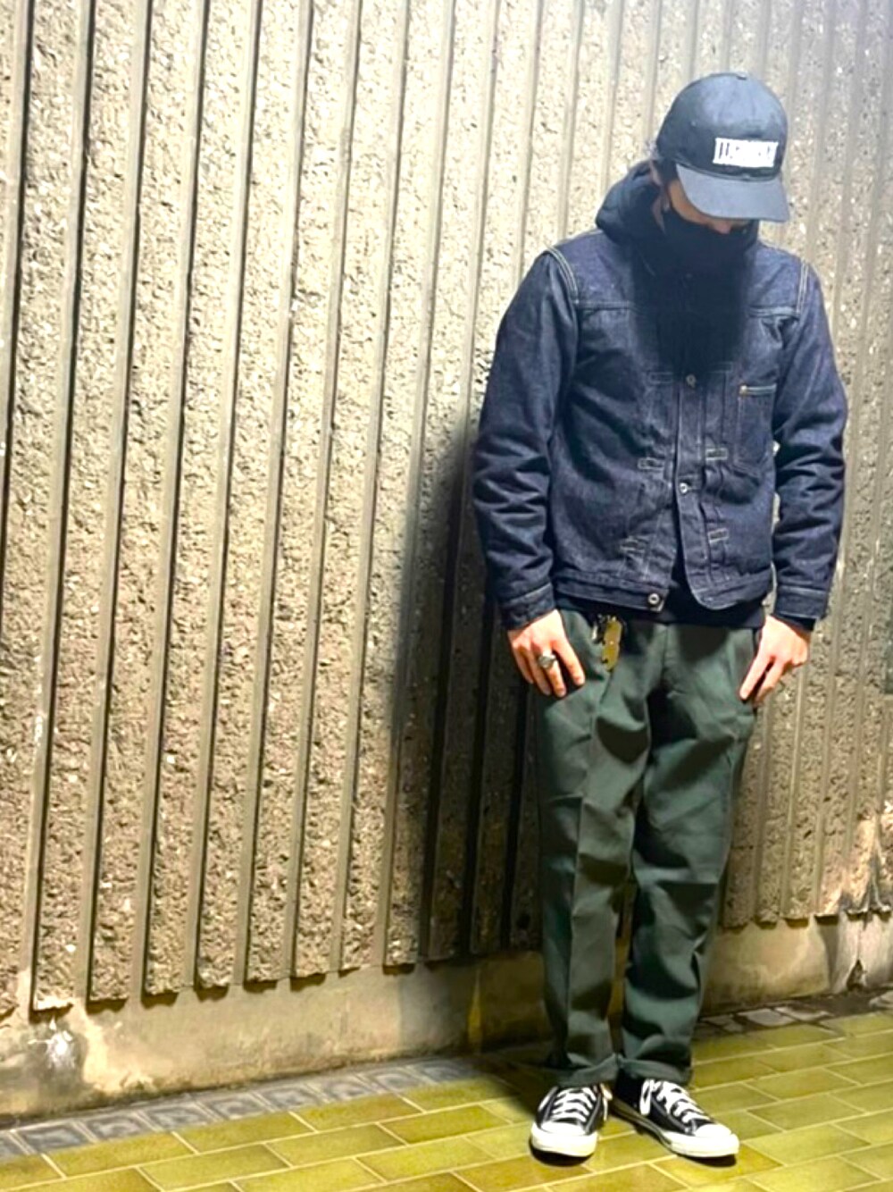 「ミリタリー、ミリタリーパンツ、デンマーク軍、tcb jeans、tcb40s、夜散歩、キャップ、コンバース、デニム、デニムジャケット、デニムっていいよね」｜「KITHのアイテム（キャップ、ブラック系）」を使った、gansokaib2さん（メンズ・174cm）の春コーディネートの1枚目の写真