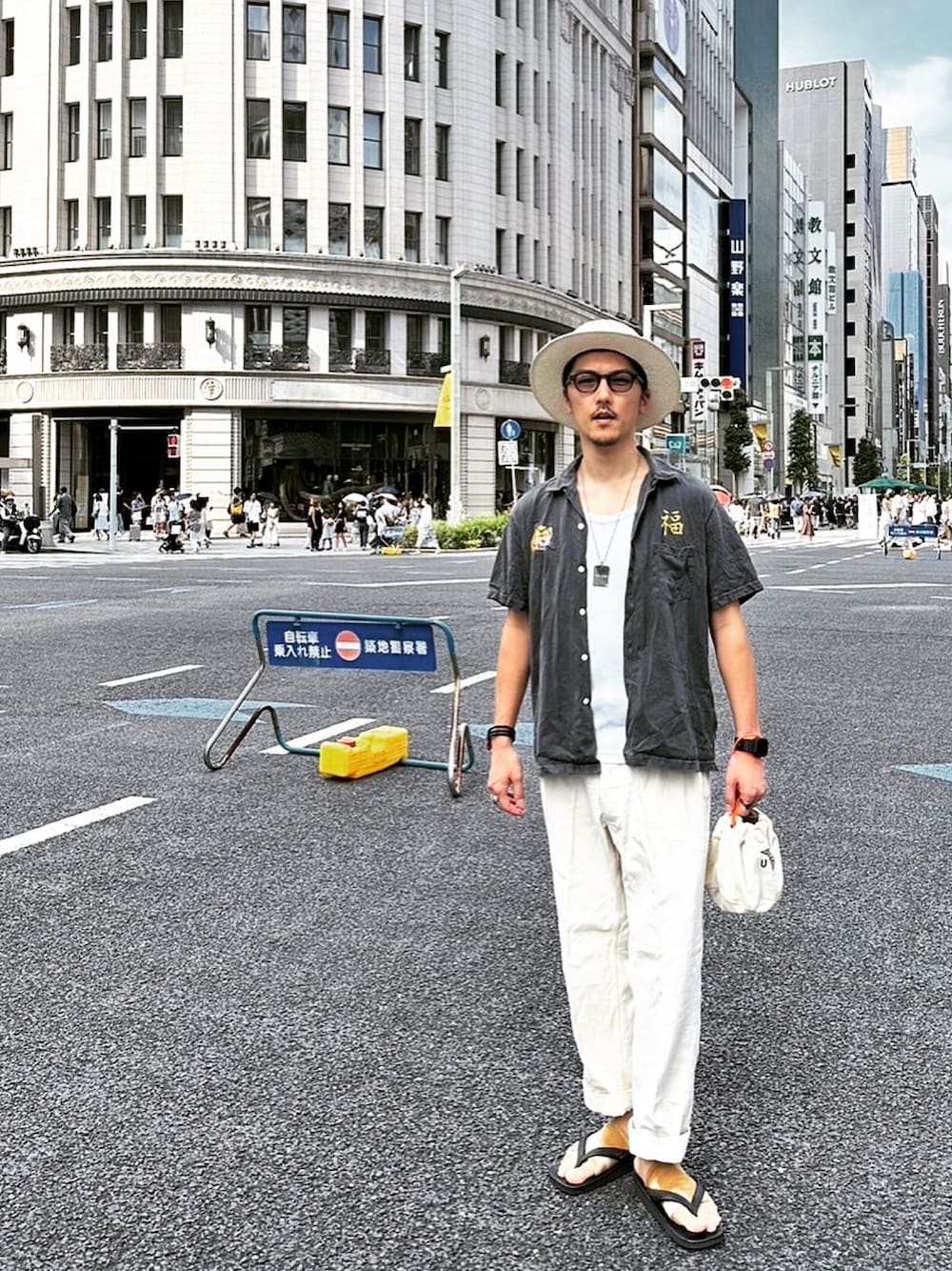 ブラック系のシャツ/ブラウス、ベージュ系のチノパンツ、ホワイト系のハットを着用したメンズの秋コーディネートの1枚目の写真