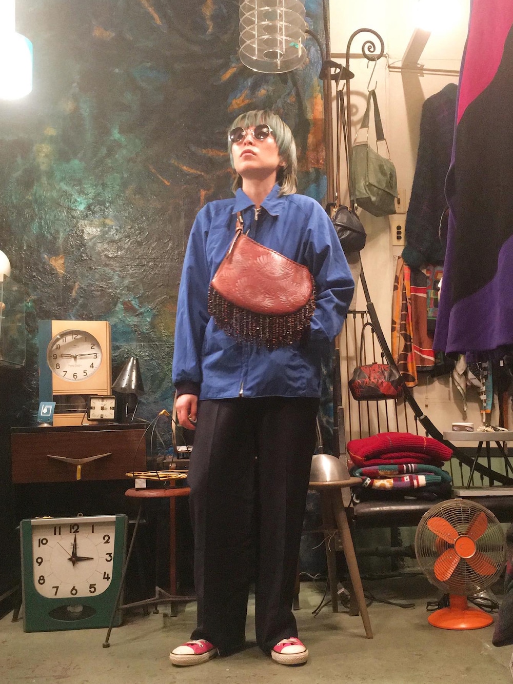 「春ファッション、大人カジュアル、パンツスタイル、お出かけコーデ、オトナ女子、ootd、カジュアルスタイル、ゆるコーデ、ショルダーバッグ、古着、メンズライク、スニーカーコーデ、春、シンプル、outfit」｜「TOOn.(トーン)のアイテム（ショルダーバッグ、ブラウン系）」を使った、ら きさん（レディース・159cm）の春コーディネートの1枚目の写真