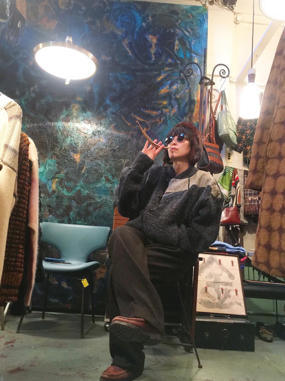 「大人女子、シンプルスタイル、ラクチンコーデ、ゆるコーデ、メンズライク、メンズライク女子、パンツスタイル、古着、ニット、ローファー、プチプラ、ビッグシルエット、スラックス、グレー、ブラウン」｜「TOOn.(トーン)のアイテム（ニット/セーター、グレー系）」を使った、ら きさん（レディース・159cm）の冬コーディネートの1枚目の写真