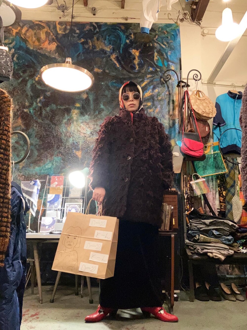 「おでかけコーデ、冬、冬アウター、アウターコーデ、大人女子、ロングスカート、大人カジュアル、古着、レイヤードスタイル、ビッグシルエット、きれいめカジュアル、スカート、黒、ワントーンコーデ、冬コーデ」｜「TOOn.(トーン)のアイテム（ジャケット/アウター、ブラウン系）」を使った、ら きさん（レディース・159cm）の冬コーディネートの1枚目の写真