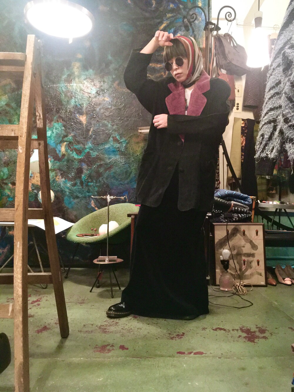 「ファッションを楽しもう、秋服コーデ、カジュアルコーデ、ラクチンコーデ、大人カジュアル、レザー、ロングスカート、黒、ブラックコーデ、古着、大人女子、レザージャケット、ビッグシルエット、オールブラック、ジャケット」｜「TOOn.(トーン)のアイテム（ジャケット/アウター、ブラック系）」を使った、ら きさん（レディース・159cm）の秋コーディネートの1枚目の写真