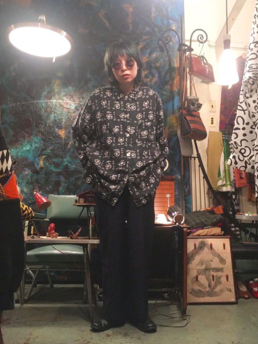 「春服、オトナ女子、シンプル、シンプルスタイル、ゆるコーデ、ワントーンコーデ、オトナカジュアル、メガネ女子、ラクチンコーデ、古着、モノトーン、モノトーンコーデ、メンズライク、ootd、パンツスタイル」｜「TOOn.(トーン)のアイテム（シャツ/ブラウス、その他）」を使った、ら きさん（レディース・159cm）の春コーディネートの1枚目の写真