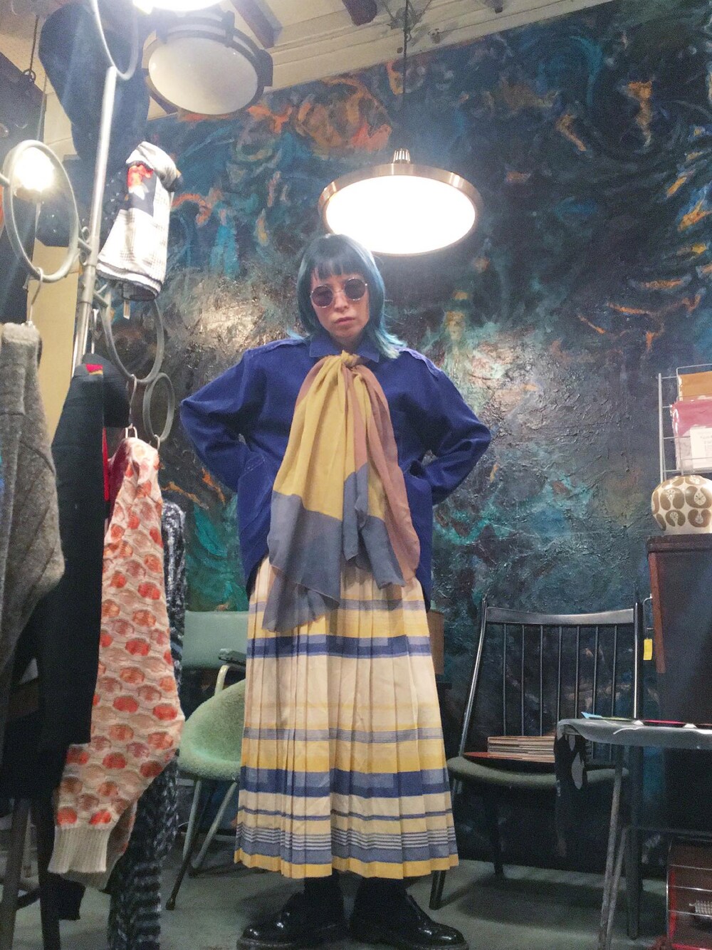 「春服コーデ、大人カジュアル、オトナ女子、おでかけコーデ、スカートスタイル、大人コーデ、ootd、シャツスタイル、チェック、チェックスカート、プリーツスカート、ロングスカート、古着、レイヤードスタイル、春色」｜「TOOn.(トーン)のアイテム（スカート、イエロー系）」を使った、ら きさん（レディース・159cm）の冬コーディネートの1枚目の写真