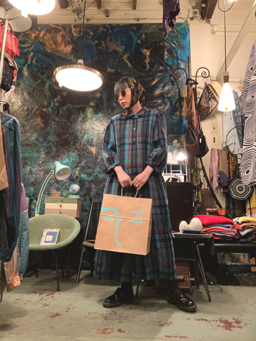 「春服コーデ、シンプルコーデ、大人カジュアル、おでかけコーデ、スカートスタイル、大人コーデ、ootd、春服みてみて、古着、チエック、ワンピース、ロングワンピース、シャツワンピ、ラクチンコーデ、オーバーサイズ」｜「TOOn.(トーン)のアイテム（ワンピース/ドレス、ブルー系）」を使った、ら きさん（レディース・159cm）の冬コーディネートの1枚目の写真