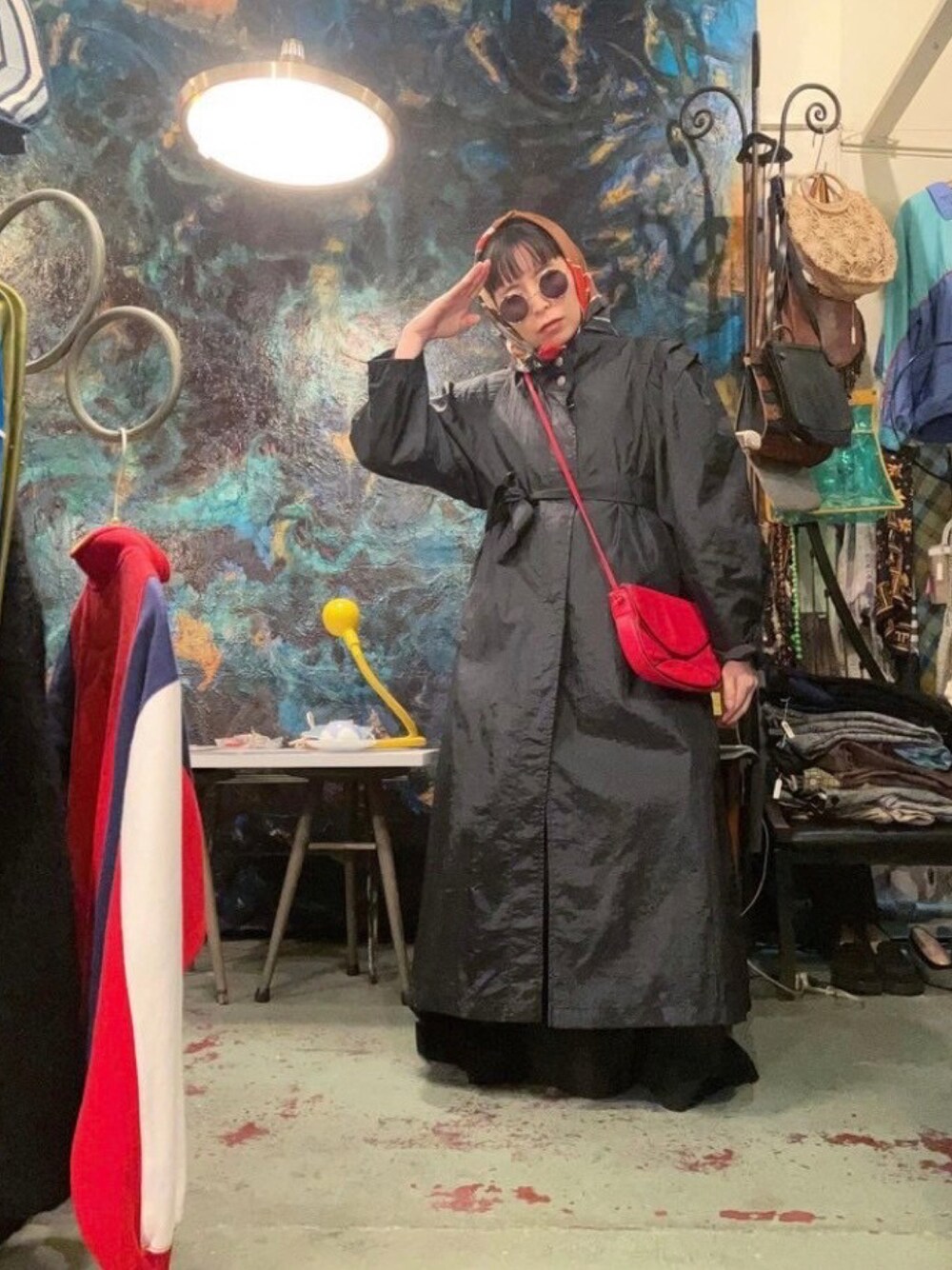 「大人カジュアル、春ファッション、お出かけコーデ、春服、オトナ女子、ootd、春、ゆるコーデ、古着、ショルダーバッグ、黒、ブラックコーデ、カジュアルスタイル、outfit、パンツスタイル」｜「TOOn.(トーン)のアイテム（ショルダーバッグ、レッド系）」を使った、ら きさん（レディース・159cm）の春コーディネートの1枚目の写真