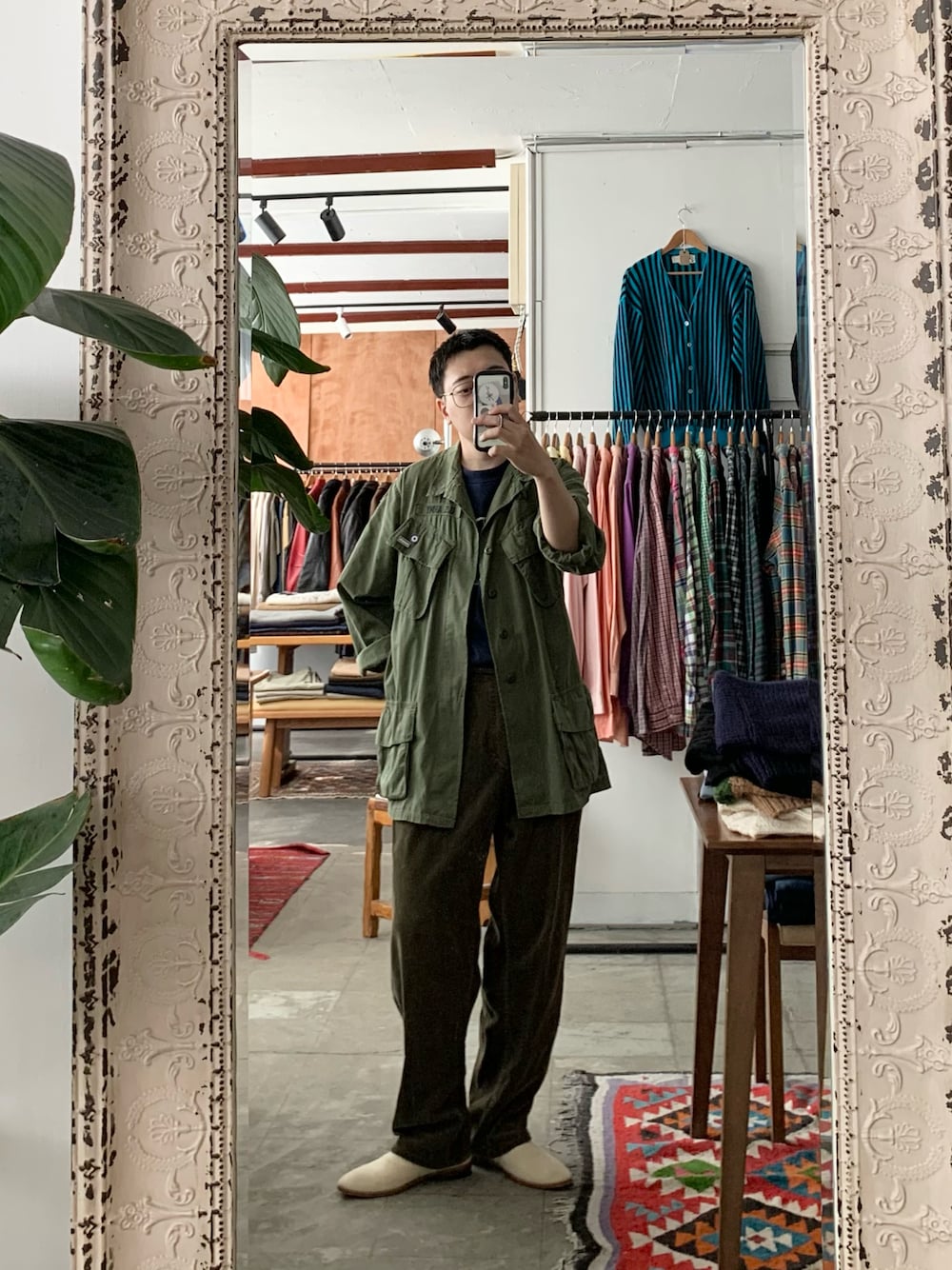 「秋っぽコーデ更新中、ミリタリー、ミリタリージャケット、コーデュロイパンツ、古着MIX、バンドT」｜「VINTAGEの60s U.S. ARMY / Jangle Fatigue Jacket 4th type（ミリタリージャケット、グリーン系）」を使った、Takumiさん（メンズ・170cm）の秋コーディネートの1枚目の写真