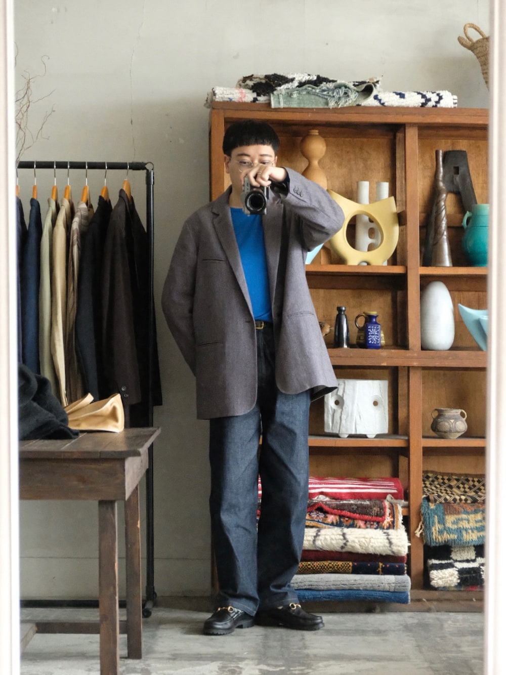 「テーラードジャケット、seya.、ニット、JOHN SMEDLEY、デニムパンツ、APC、Steven Alan、GUCCI、ビットローファー、WEARyouthコーデ、ファッションを楽しもう、ブルー、グレー」｜「JOHN SMEDLEYのアイテム（ニット/セーター、ブルー系）」を使った、Takumiさん（メンズ・170cm）の秋コーディネートの1枚目の写真