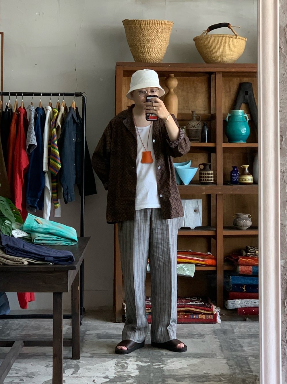 「バケットハット、パジャマシャツ、スラックス、サンダル、レザーサンダル、古着、WEARyouthコーデ、お出かけコーデ、出勤コーデ、古着MIX」｜「KIJIMA TAKAYUKIのVENTILE BUCKET HAT（ハット、ホワイト系）」を使った、Takumiさん（メンズ・170cm）の夏コーディネートの1枚目の写真