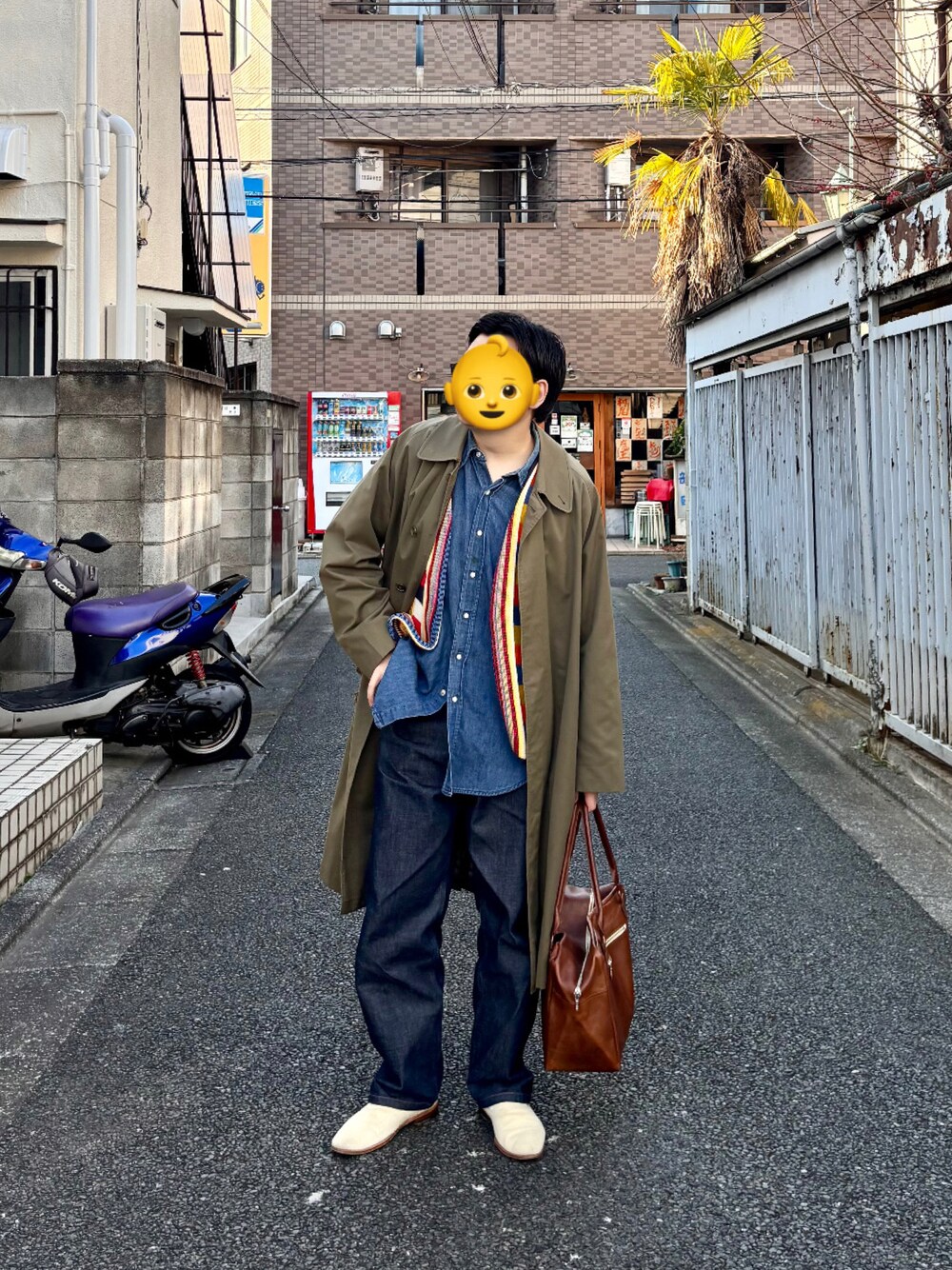 「春めき満開コーデ、ステンカラーコート、一枚袖、ニットベスト、デニムシャツ、ウエスタンシャツ、デニム、革靴、古着MIX、古着」｜「BURBERRYのアイテム（ステンカラーコート、グリーン系）」を使った、Takumiさん（メンズ・172cm）の春コーディネートの1枚目の写真