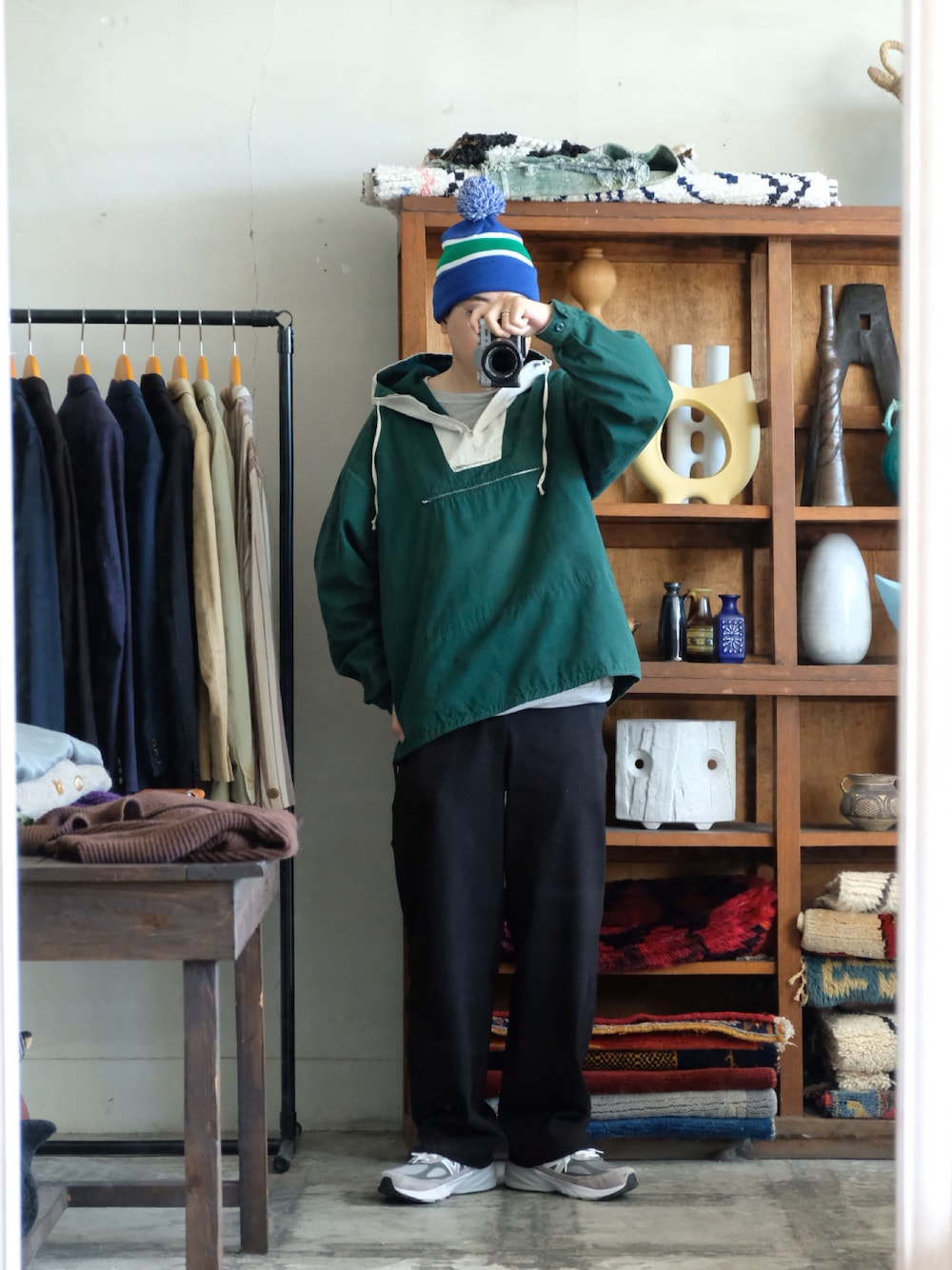 「J.CREW、アノラック、スウェット、lady white、ニット帽、ボンボンニット帽、古着、古着MIX、重ね着ベストシーズン、グリーン、シンプルコーデ、WEARyouthコーデ」｜「Athletic Knitのアイテム（ニットキャップ/ビーニー、ブルー系）」を使った、Takumiさん（メンズ・170cm）の秋コーディネートの1枚目の写真