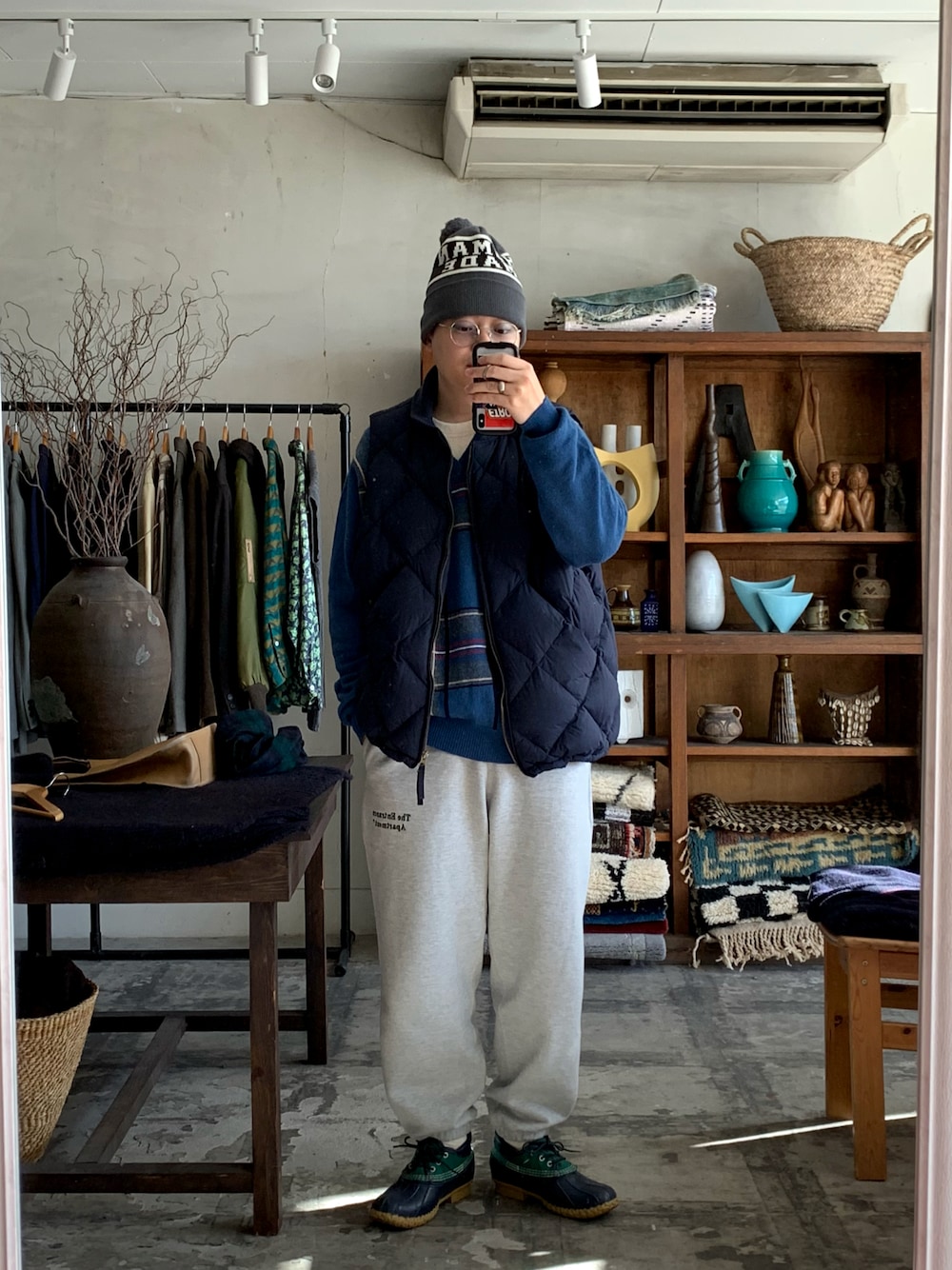 「ニット帽、ダウンベスト、ニット、Vネックニット、スウェットパンツ、ビッグシルエット、ビーンブーツ、古着MIX、レイヤードスタイル、新星WEARISTAにエントリー」｜「HUMAN MADEのアイテム（ニットキャップ/ビーニー、グレー系）」を使った、Takumiさん（メンズ・170cm）の冬コーディネートの1枚目の写真
