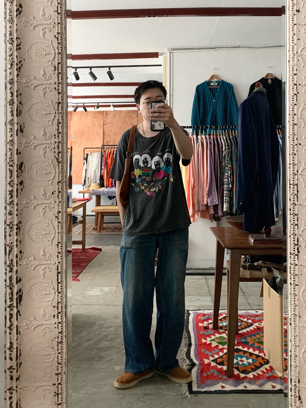 「バンドT、Tシャツ、ショルダーバッグ、レザーバッグ、デニム、デニムパンツ、ミリタリー、USNAVY、エスパドリーユ、古着MIX」｜「The Beatlesのアイテム（Tシャツ/カットソー、ブラック系）」を使った、Takumiさん（メンズ・170cm）の夏コーディネートの1枚目の写真