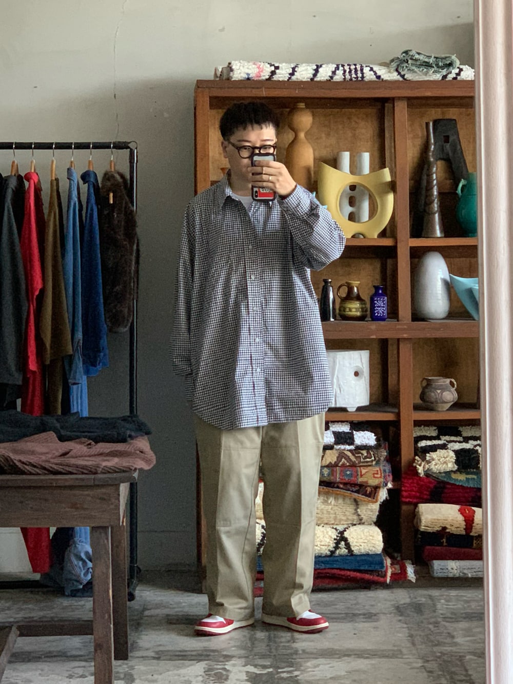 「Marvine Pontiak Shirt Makers、シャツ、Dickies、チノパン、ダブルニー、aj1、aj1chicago、リラックススタイル、秋服準備はじめました、スニーカーコーデ、古着」｜「Marvine Pontiak shirt makersのRegular Collar SH（シャツ/ブラウス、その他）」を使った、Takumiさん（メンズ・170cm）の秋コーディネートの1枚目の写真
