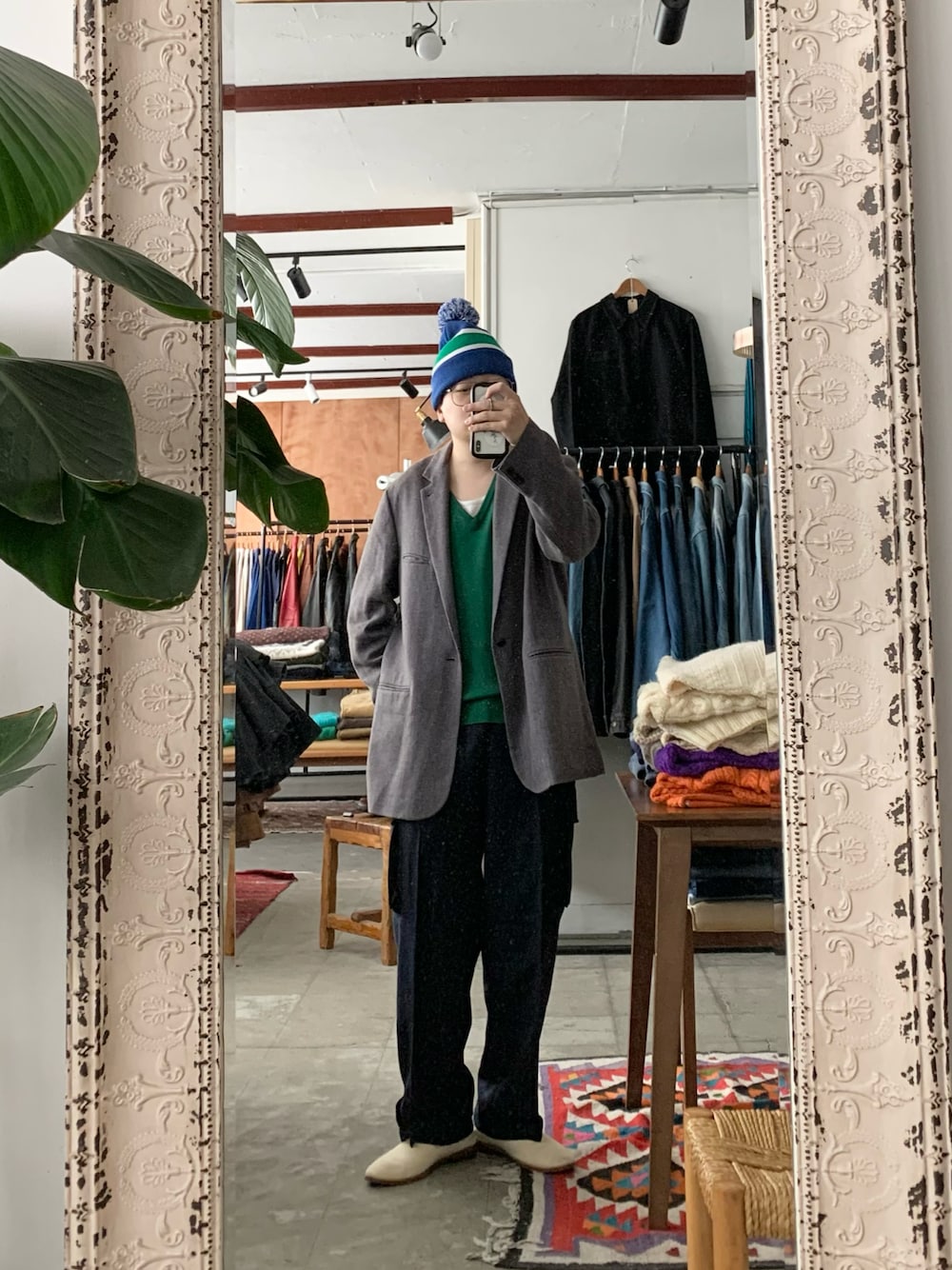 「ニット帽、テーラードジャケット、ニット、Vネック、カシミヤ、カーゴパンツ、m47、スラックス、オペラシューズ、古着MIX」｜「Athletic Knitのアイテム（ニットキャップ/ビーニー、ブルー系）」を使った、Takumiさん（メンズ・170cm）の秋コーディネートの1枚目の写真