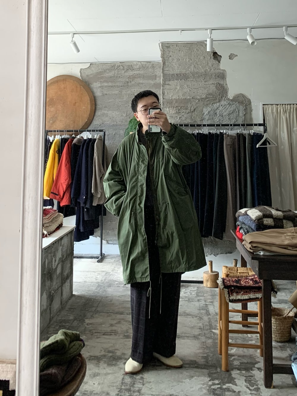 「モッズコート、M65、ミリタリー、カシミヤニット、スラックス、革靴、古着MIX」｜「VINTAGEの80s U.S. ARMY / PARKA SHELL M-1965（モッズコート、グリーン系）」を使った、Takumiさん（メンズ・170cm）の秋コーディネートの1枚目の写真