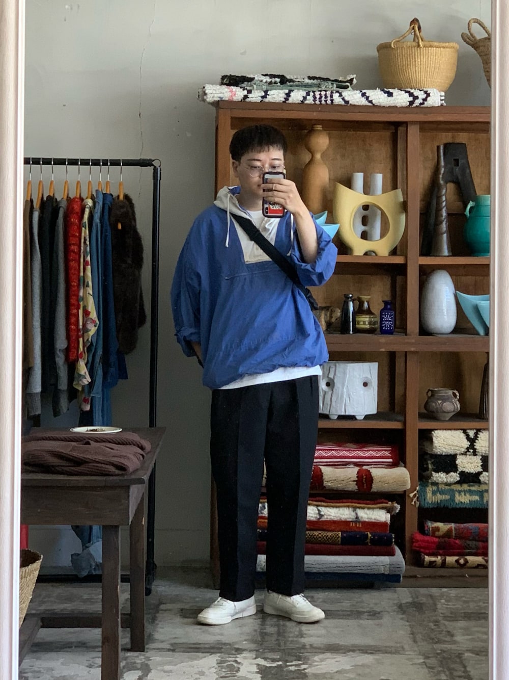 「アノラックパーカー、ヘルメットバッグ、ショルダーバッグ、スラックス、スニーカー、ブルー、古着MIX、秋服まるっと大公開」｜「J.CREWのアイテム（マウンテンパーカー、ブルー系）」を使った、Takumiさん（メンズ・170cm）の秋コーディネートの1枚目の写真