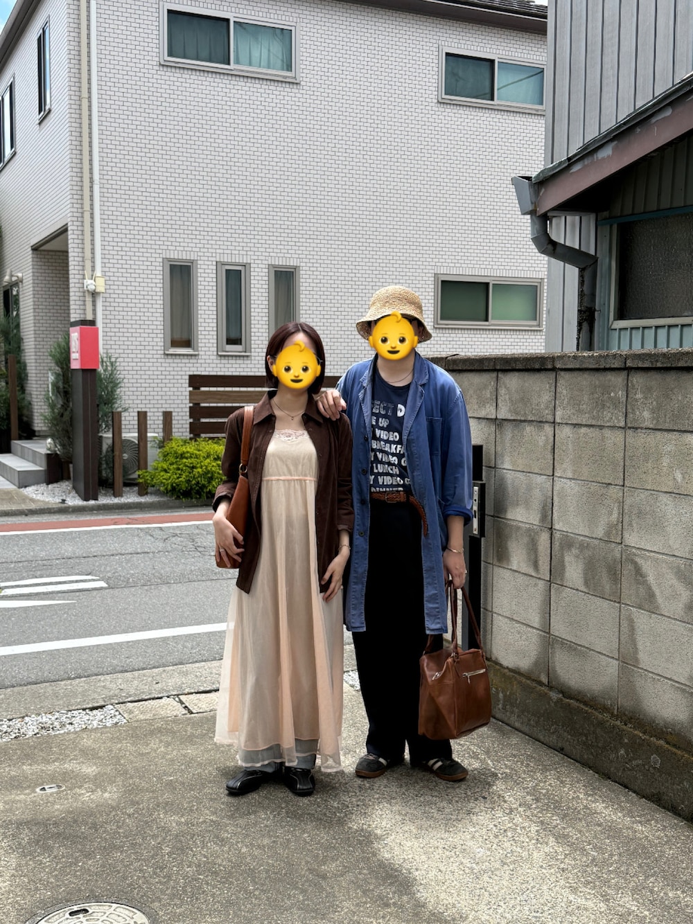 「むぎわら帽子、チューリップハット、ショップコート、アトリエコート、プリントT、スラックス、スニーカー、古着、古着MIX」｜「RACALのJapanese Paper Fiber Tulip Knit Hat / 和紙コマ編みチューリップニットハット（ハット、ベージュ系）」を使った、Takumiさん（メンズ・172cm）の夏コーディネートの1枚目の写真