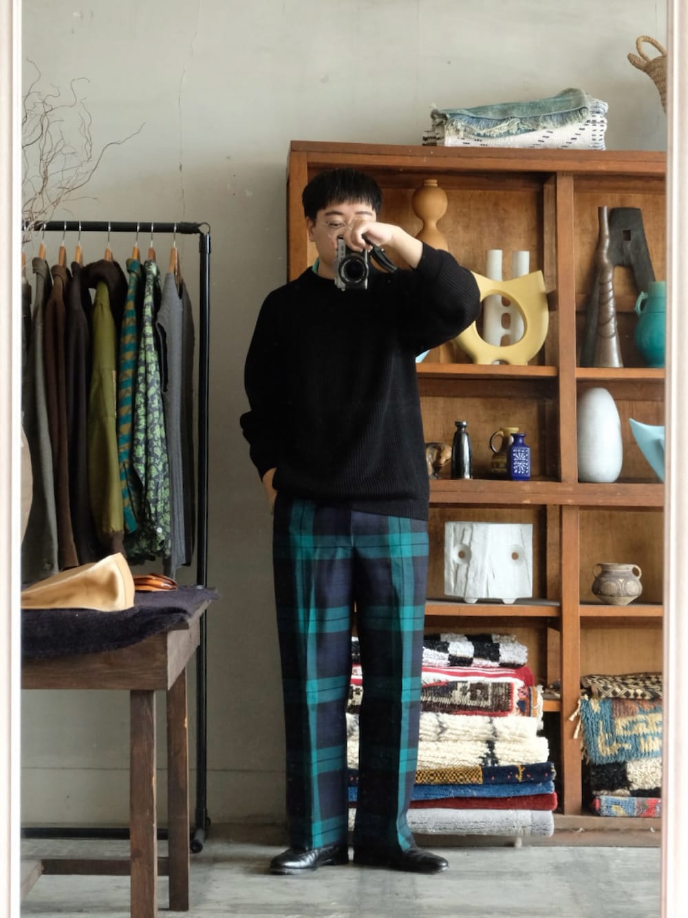「スカーフ、ニット、シンプルコーデ、スラックス、チェック、革靴、古着MIX、WEARyouthコーデ、新星WEARISTAにエントリー」｜「BATONERの【BATONER】シグネチャークルーネックニット/BN-20FM-030（ニット/セーター、ブラック系）」を使った、Takumiさん（メンズ・170cm）の冬コーディネートの1枚目の写真