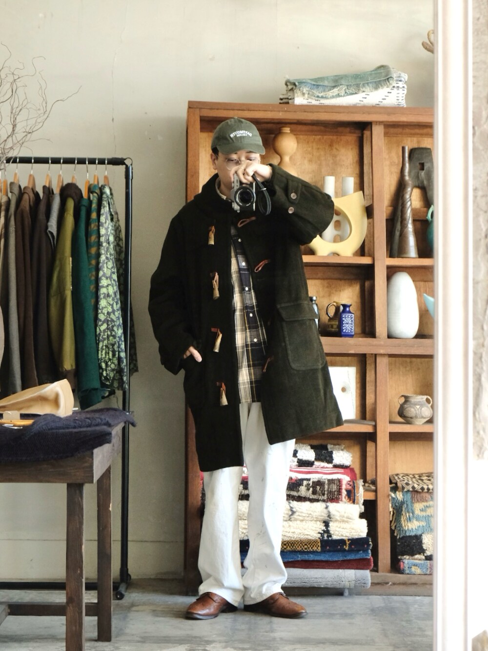 「キャップ、ダッフルコート、チェックシャツ、ペインターパンツ、白パンツ、革靴、古着MIX、冬コーデ、WEARyouthコーデ、新星WEARISTAにエントリー」｜「INVERTEREのアイテム（ダッフルコート、グリーン系）」を使った、Takumiさん（メンズ・170cm）の冬コーディネートの1枚目の写真