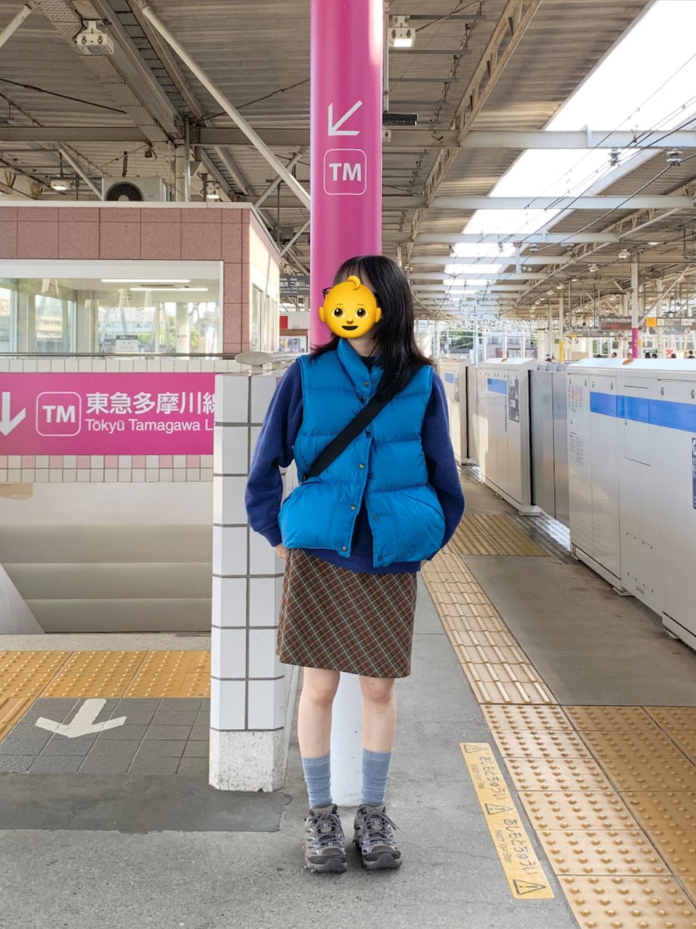 「ダウンベスト、スウェット、チェックスカート、スニーカー、古着MIX」｜「L.L.Beanのアイテム（ダウンベスト、ブルー系）」を使った、Takumiさん（レディース・153cm）の冬コーディネートの1枚目の写真