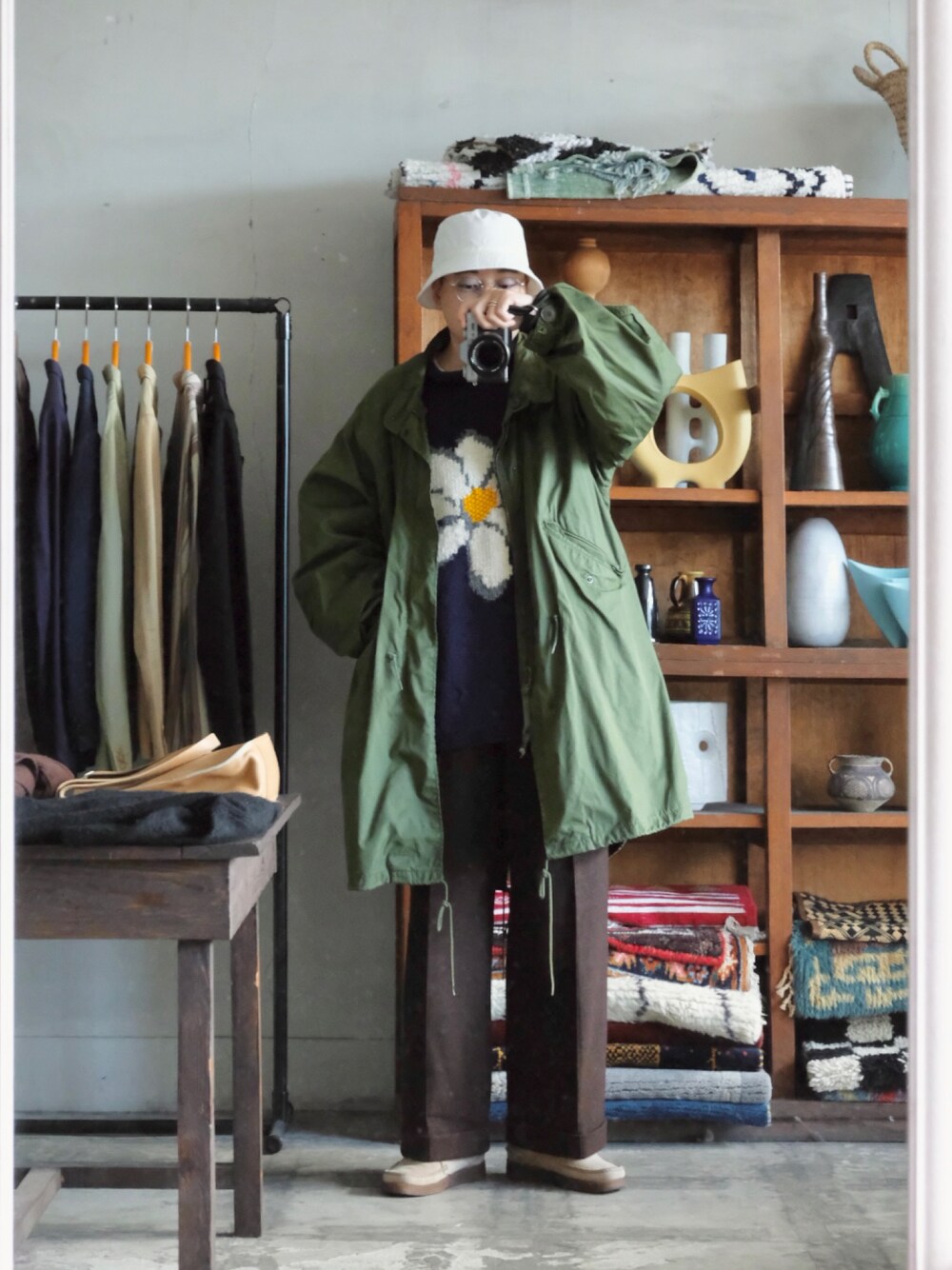 「バケットハット、M65、ミリタリー、macmahonknittingmills、ネパールニット、cale、スラックス、Padmore&Barnes、モカシン、古着MIX、ファッションを楽しもう、WEARyouthコーデ」｜「KIJIMA TAKAYUKIのVENTILE BUCKET HAT（ハット、ホワイト系）」を使った、Takumiさん（メンズ・170cm）の秋コーディネートの1枚目の写真