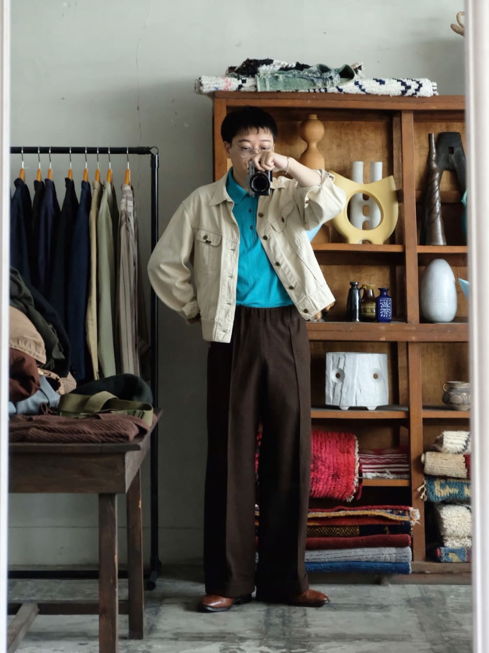 「LEE、デニムジャケット、ニットポロ、ワイドパンツ、スラックス、ブルー、vintage、古着MIX、秋服まるっと大公開、ブラウン」｜「SHURONのRONSTRONG（メガネ、シルバー系）」を使った、Takumiさん（メンズ・170cm）の秋コーディネートの1枚目の写真