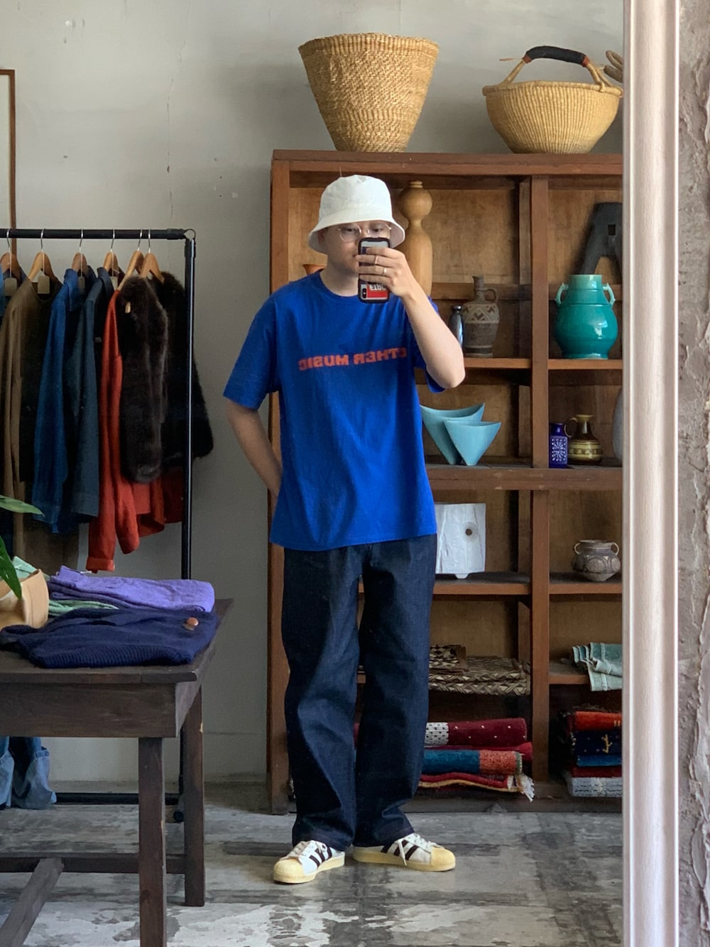 ブルー系のTシャツ/カットソー、ブルー系のデニムパンツ、ホワイト系のスニーカーを着用したメンズの夏コーディネートの1枚目の写真