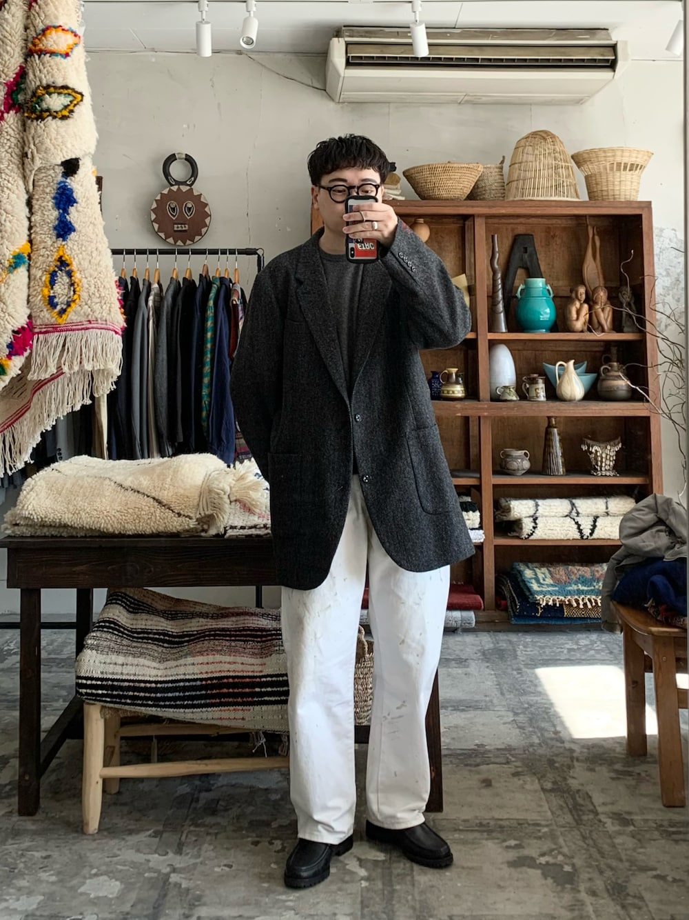 「テーラードジャケット、ツイードジャケット、カシミヤニット、ペインターパンツ、ビットローファー、古着MIX」｜「ADULT ORIENTED ROBESのMILTON KEYNES（テーラードジャケット、グレー系）」を使った、Takumiさん（メンズ・170cm）の冬コーディネートの1枚目の写真