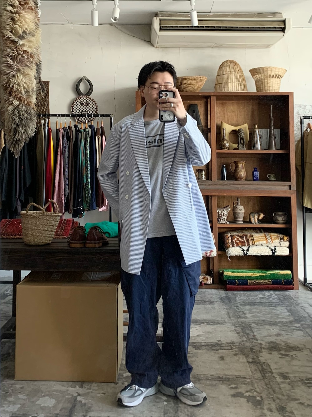 「テーラードジャケット、シアサッカー、カーゴパンツ、スニーカー、古着MIX」｜「Nintendoのアイテム（Tシャツ/カットソー、グレー系）」を使った、Takumiさん（メンズ・170cm）の春コーディネートの1枚目の写真