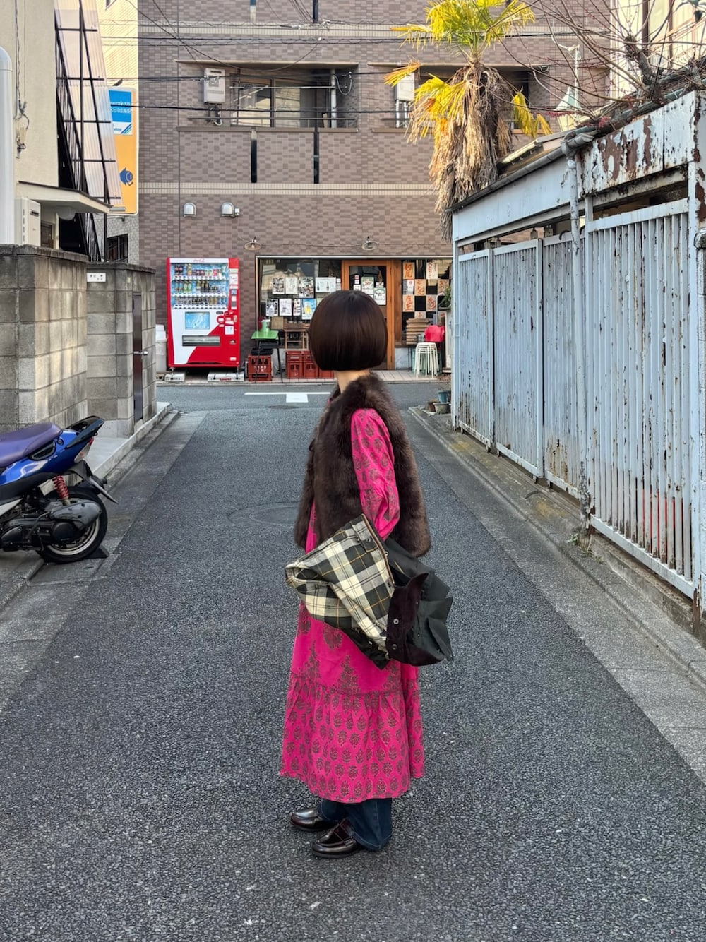 「春めき満開コーデ、ビデイル、ワンピース、ファーベスト、デニム、ローファー、古着MIX、古着」｜「VINTAGEのアイテム（ベスト、ブラウン系）」を使った、Takumiさん（レディース・153cm）の春コーディネートの1枚目の写真