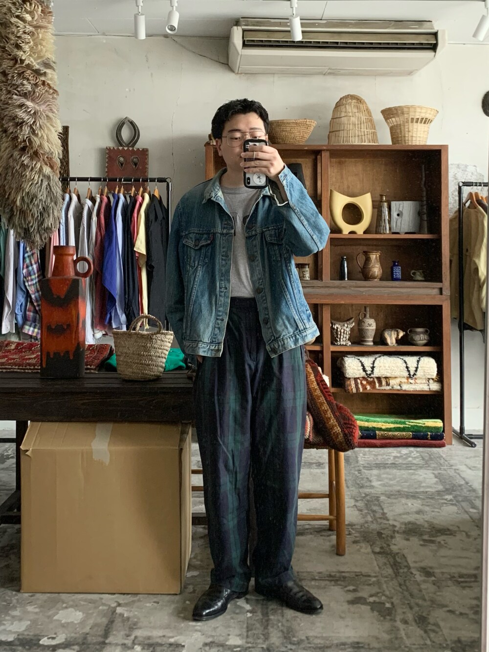 「デニムジャケット、ブラックウォッチ、チノパン、革靴、古着MIX」｜「Levi'sのアイテム（デニムジャケット、ブルー系）」を使った、Takumiさん（メンズ・170cm）の春コーディネートの1枚目の写真