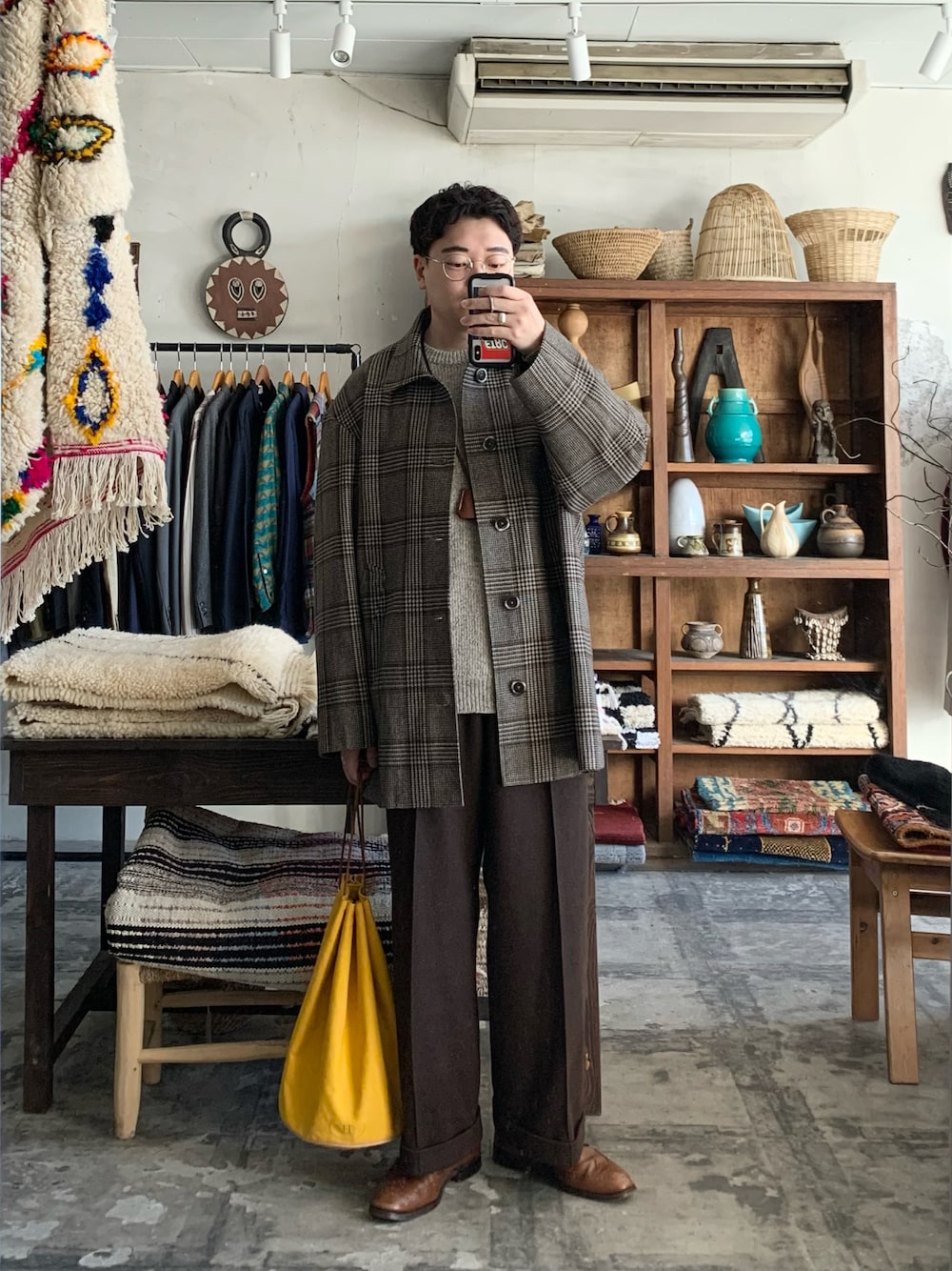 「ステンカラーコート、ニット、スラックス、革靴、巾着バッグ、古着MIX、イエロー」｜「菊地洋服店のアイテム（ステンカラーコート、ベージュ系）」を使った、Takumiさん（メンズ・170cm）の冬コーディネートの1枚目の写真